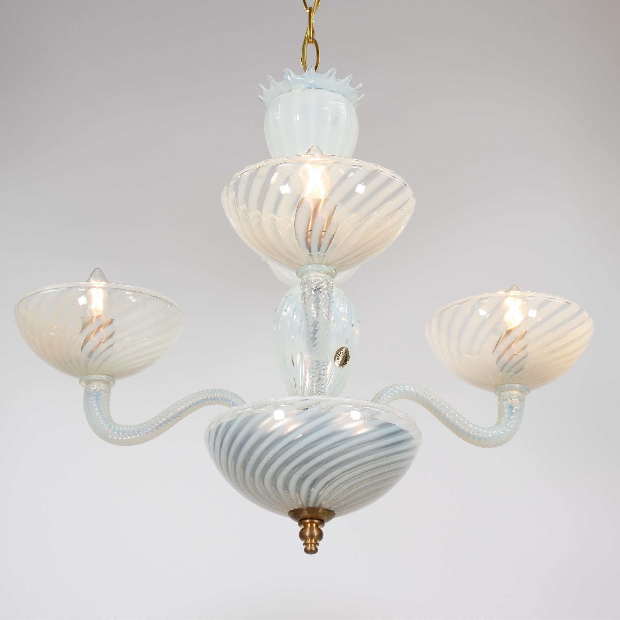 Mid-Century moderno Lampadario Opalino Filigrana Murano di metà secolo in vendita