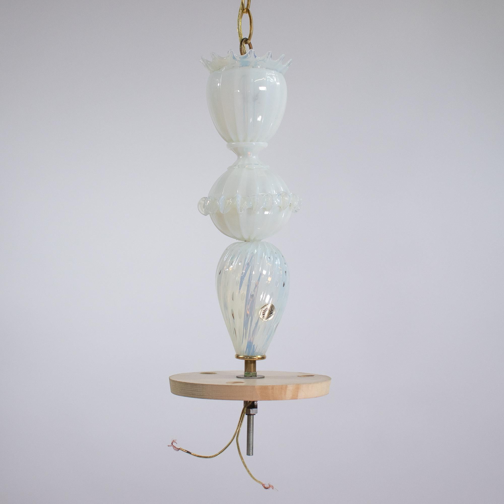 Fatto a mano Lampadario Opalino Filigrana Murano di metà secolo in vendita