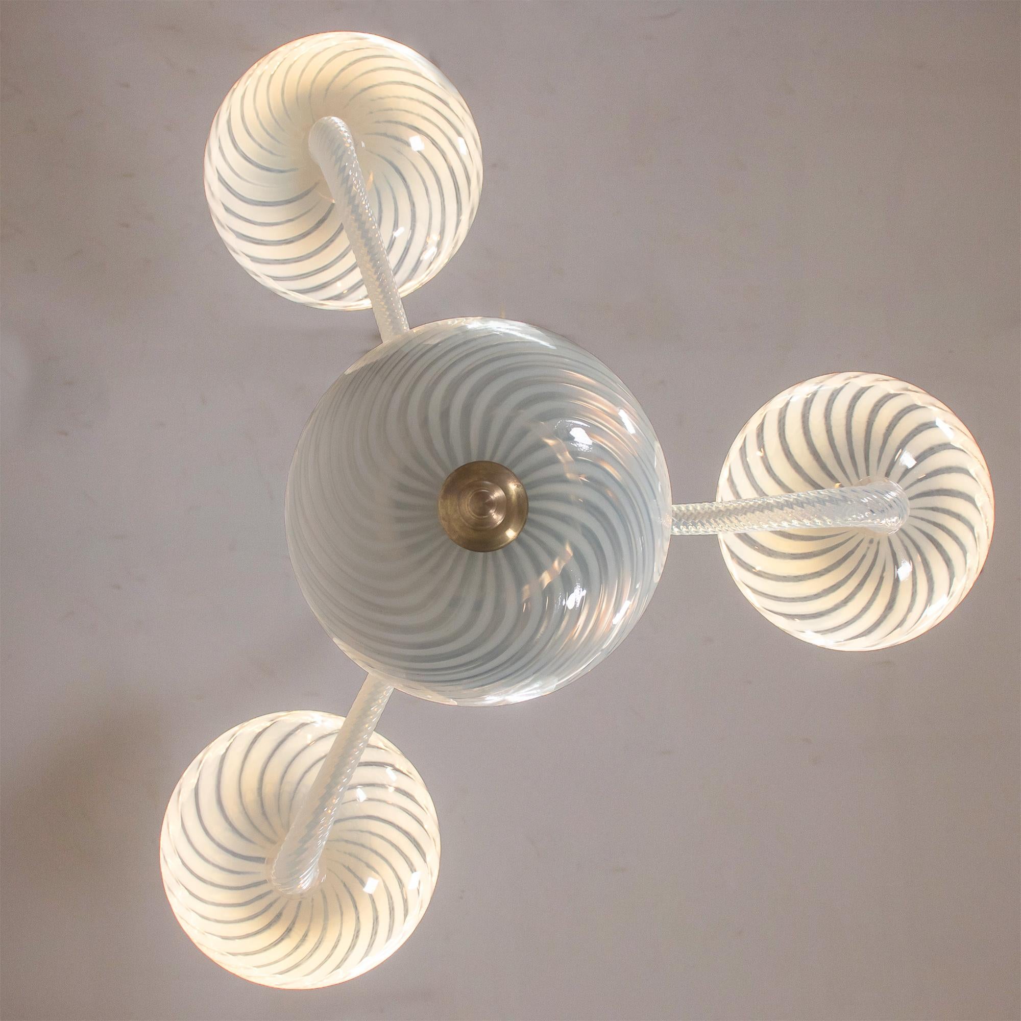 XX secolo Lampadario Opalino Filigrana Murano di metà secolo in vendita