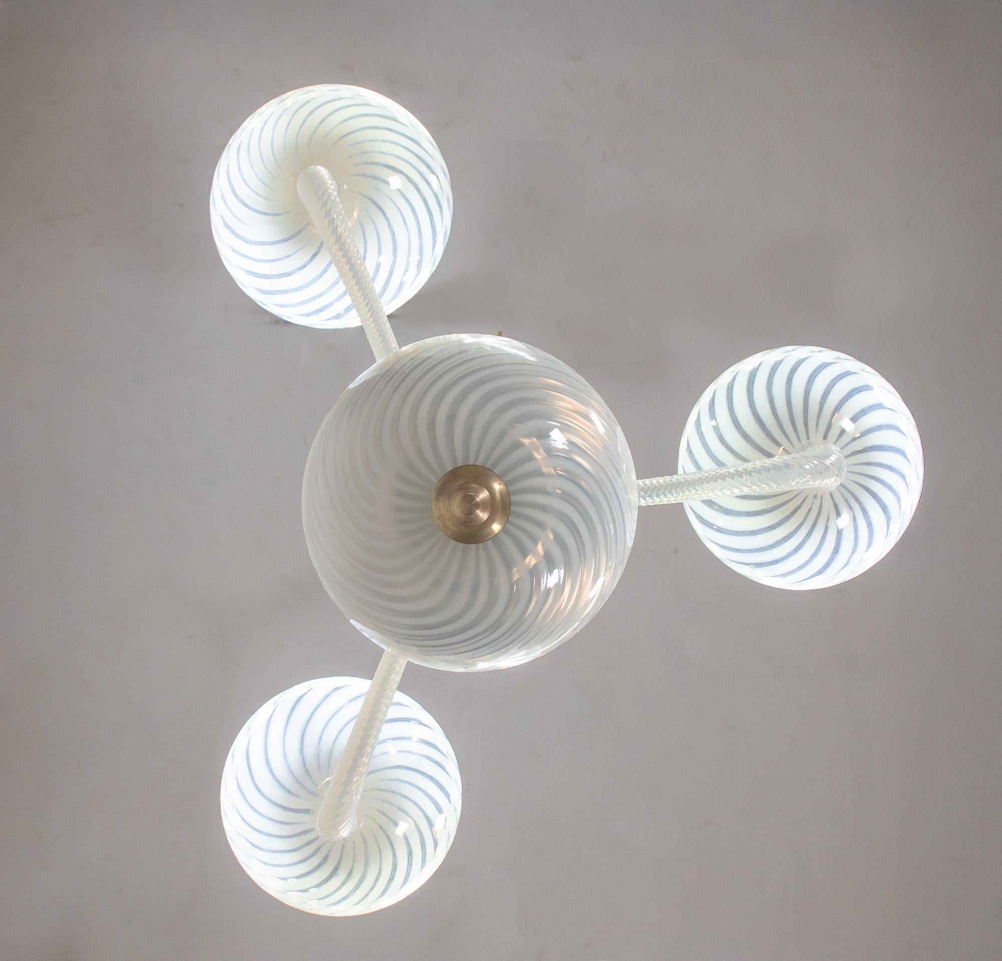 Vetro di Murano Lampadario Opalino Filigrana Murano di metà secolo in vendita