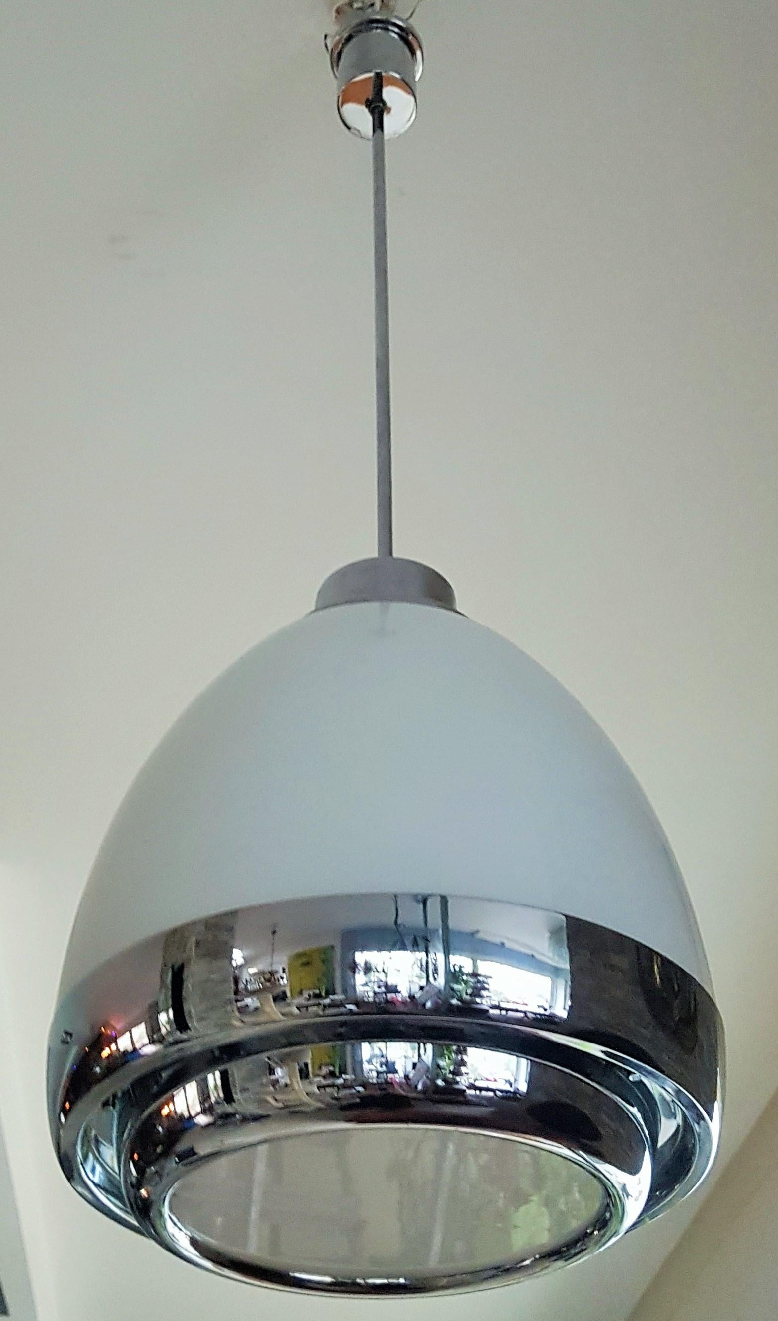 Lampadario a sospensione di metà secolo in vetro opalino e cromo Mazzega Lumi Italia 1960s in vendita 8