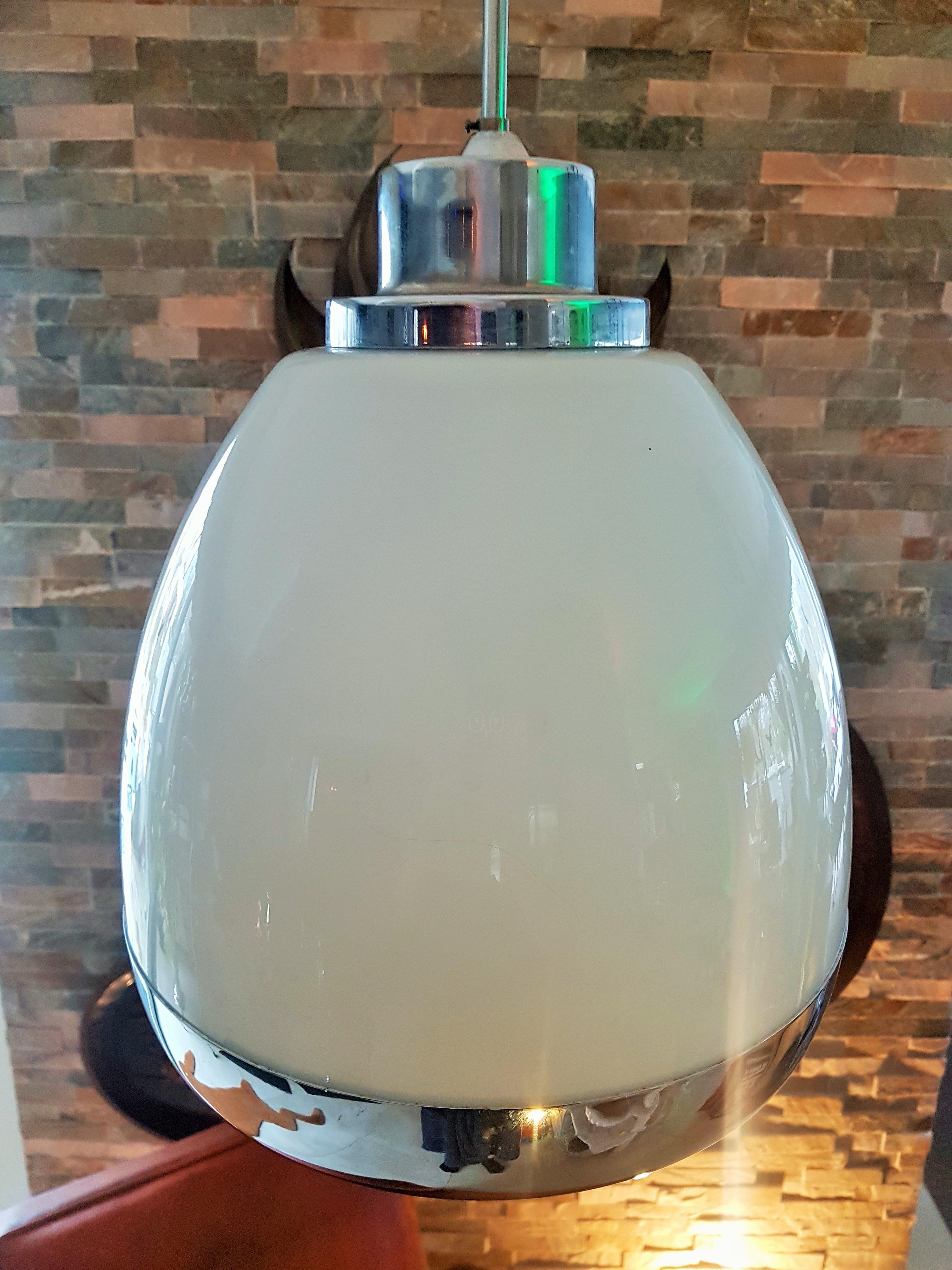 Italiano Lampadario a sospensione di metà secolo in vetro opalino e cromo Mazzega Lumi Italia 1960s in vendita