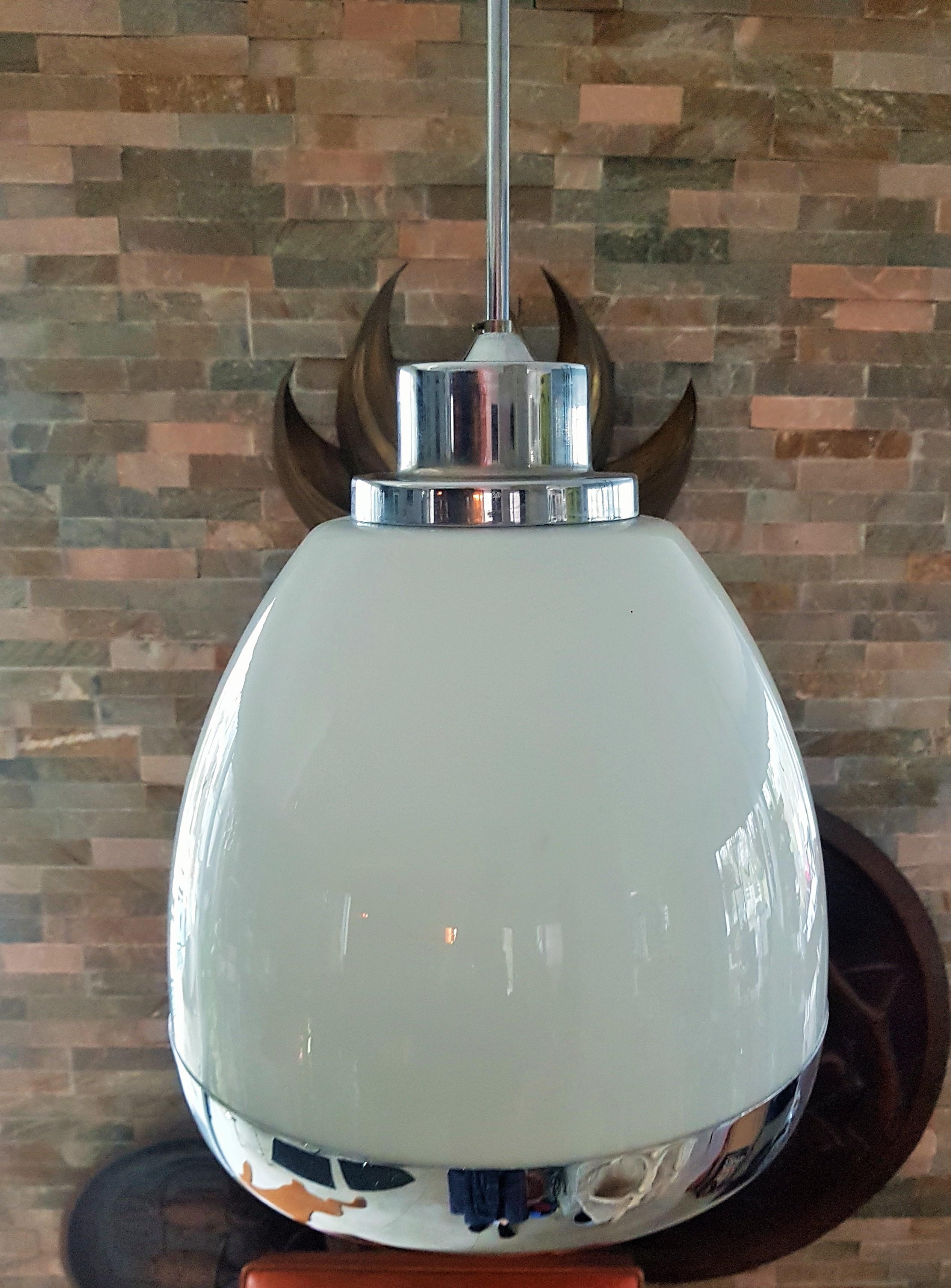 Vetro opalino Lampadario a sospensione di metà secolo in vetro opalino e cromo Mazzega Lumi Italia 1960s in vendita