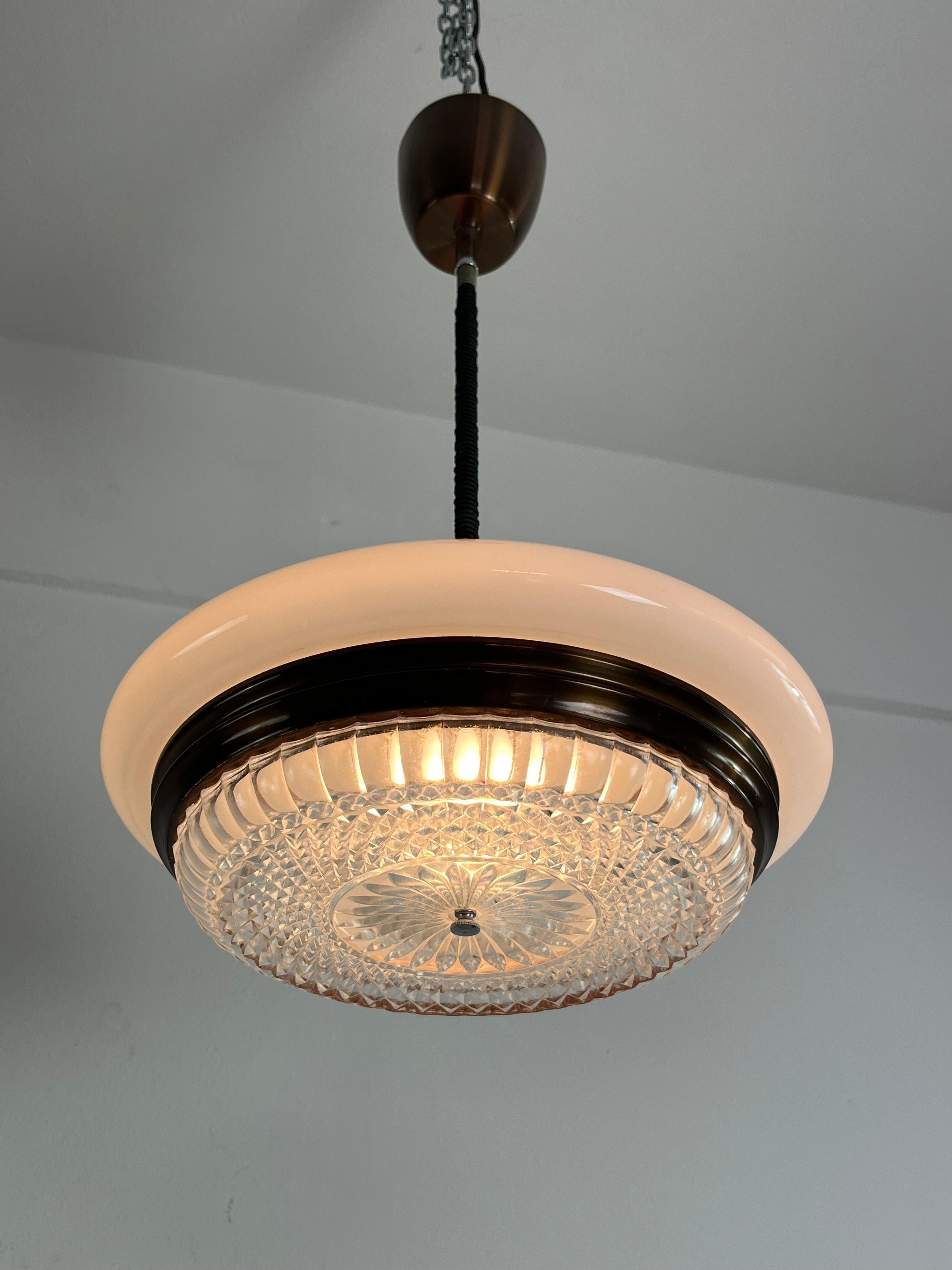 Lampadario di metà secolo in vetro opalino e cristallo, anni '60
Struttura in alluminio color bronzo, lampada E27.
Buone condizioni, vetro intatto.