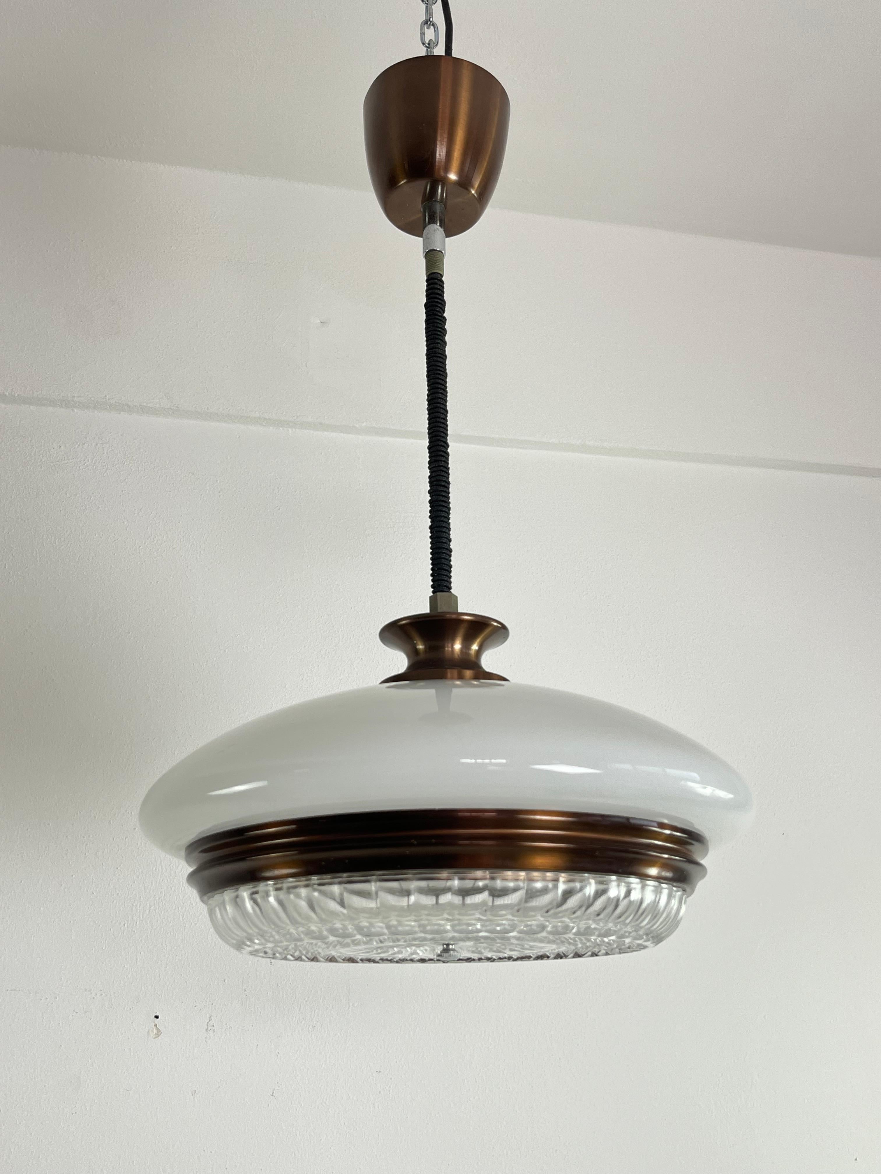 Italiano Lampadario di metà secolo in vetro opalino e cristallo, anni '60 in vendita