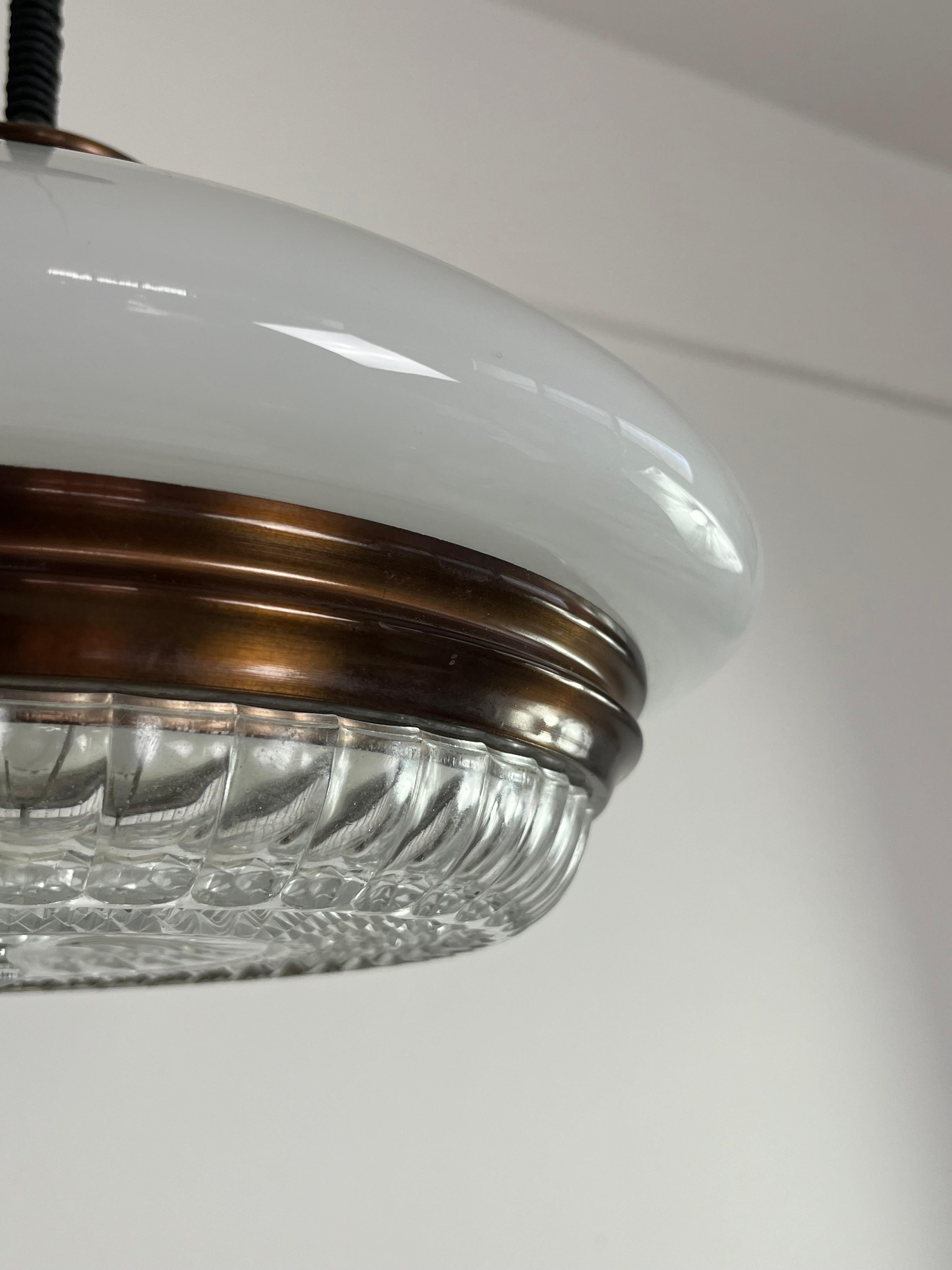 Lampadario di metà secolo in vetro opalino e cristallo, anni '60 In condizioni buone in vendita a Palermo, IT
