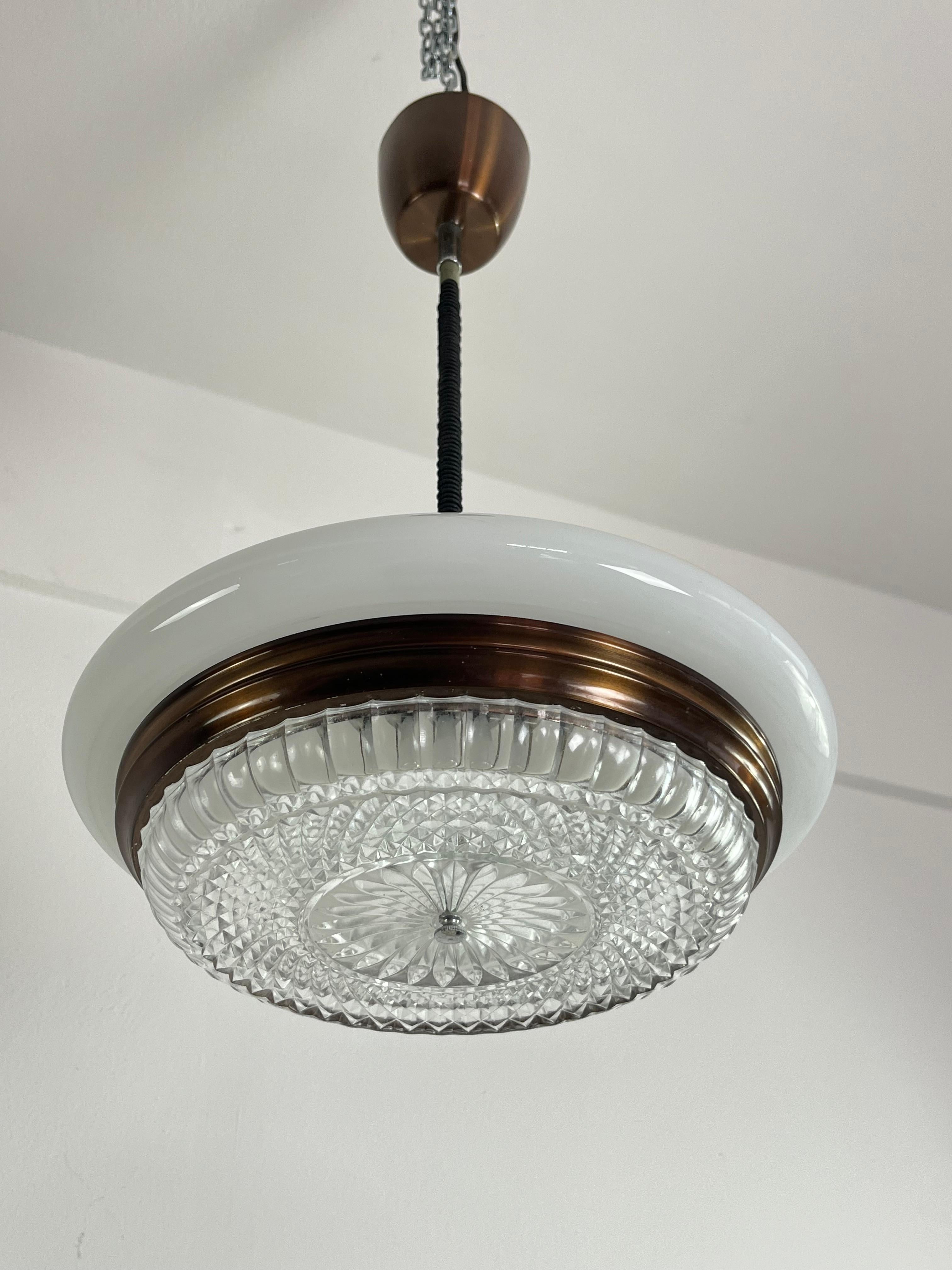 Metà XX secolo Lampadario di metà secolo in vetro opalino e cristallo, anni '60 in vendita