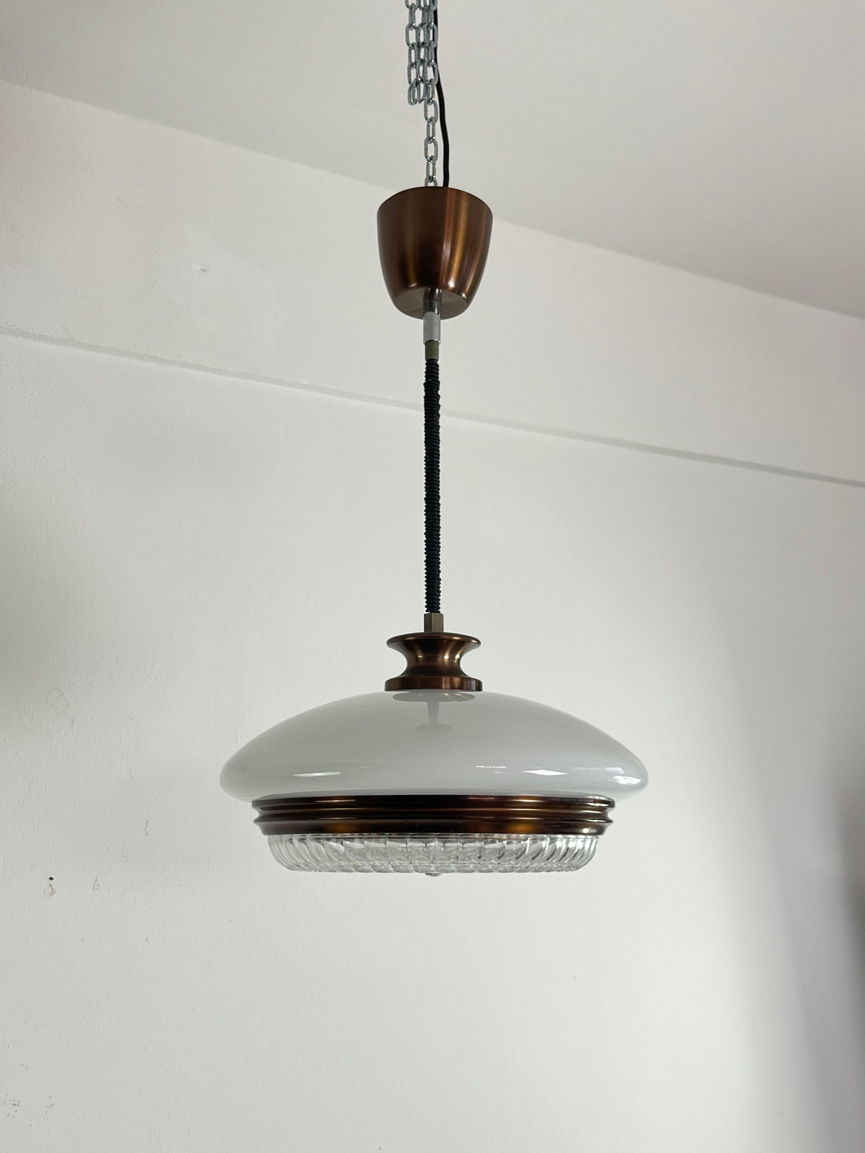 Metallo Lampadario di metà secolo in vetro opalino e cristallo, anni '60 in vendita