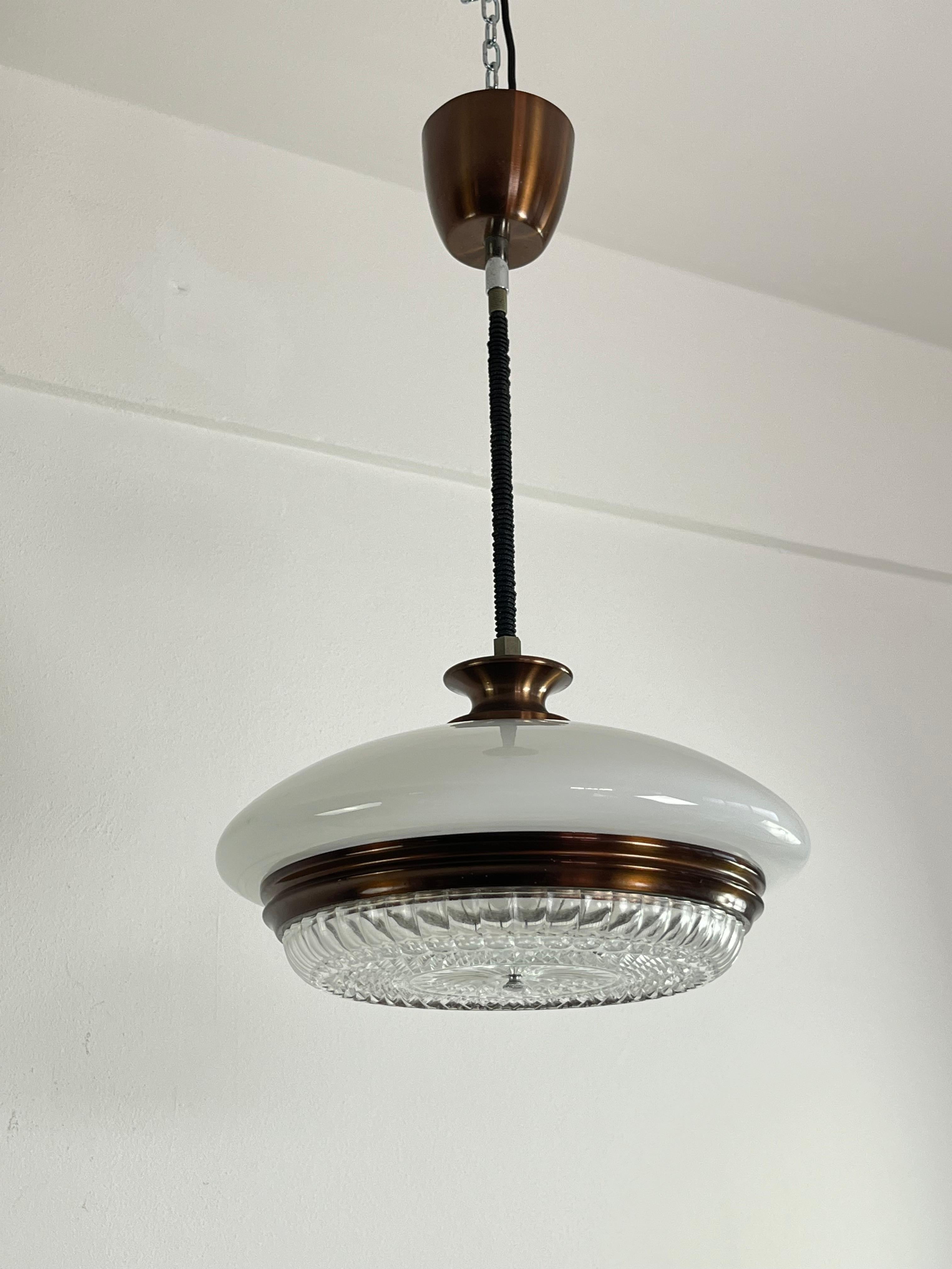 Lampadario di metà secolo in vetro opalino e cristallo, anni '60 in vendita 1