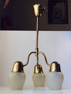 Lustre du milieu du siècle dernier en verre opalin et laiton de l'ASIA, années 1950