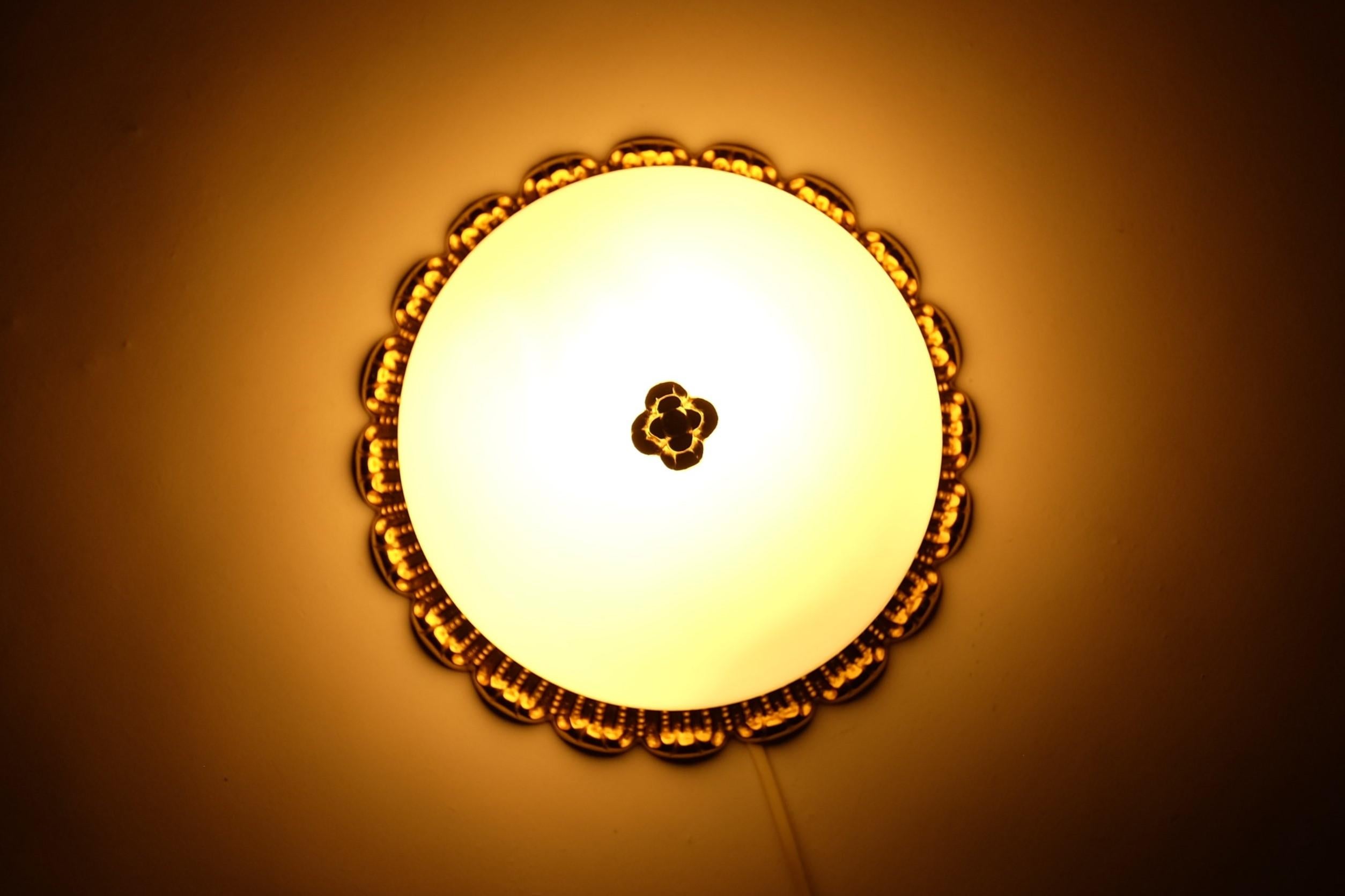 Lampe ou applique encastrée en verre opalin du milieu du siècle dernier, Limburg, Allemagne, 1970 en vente 2