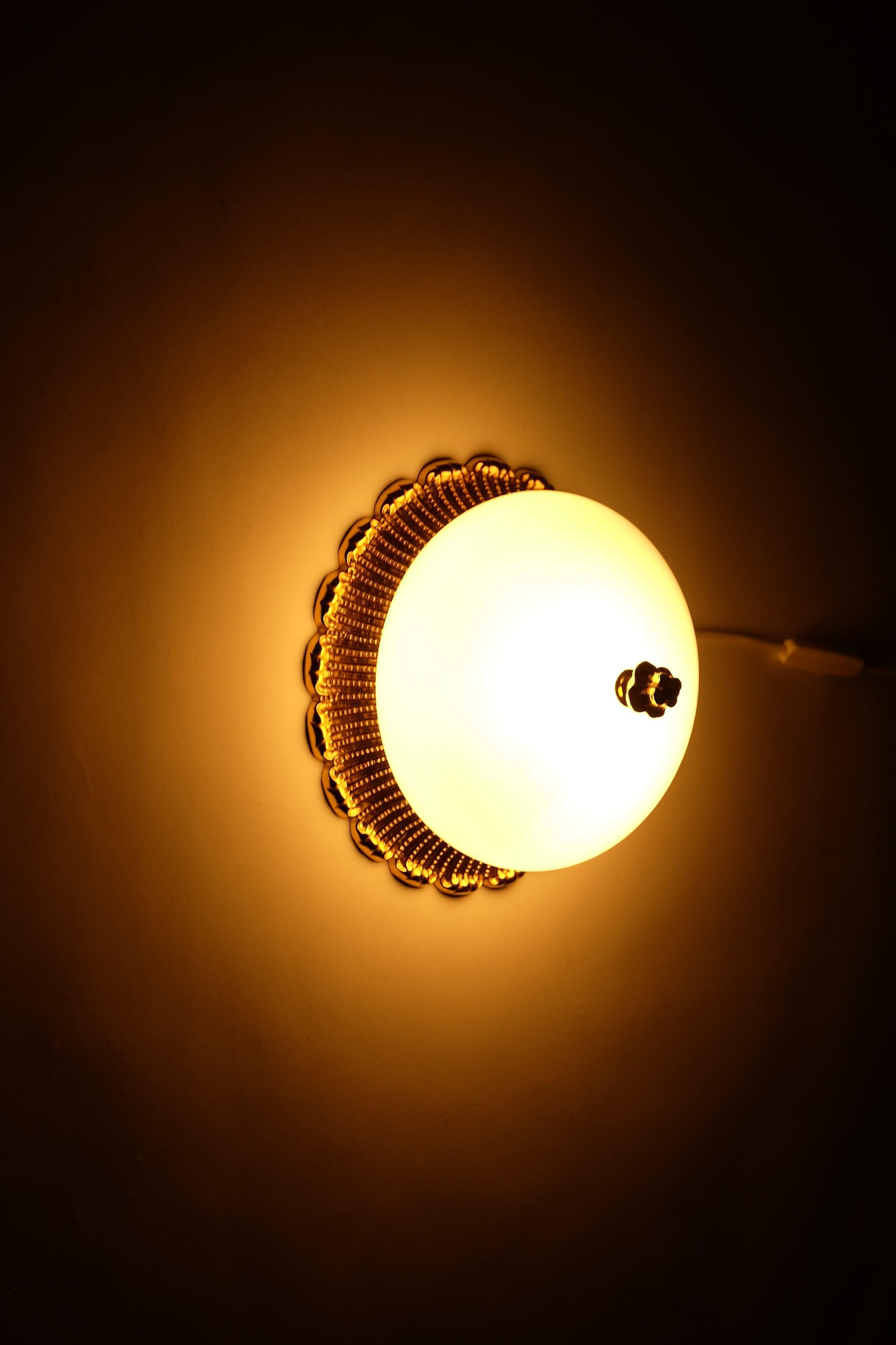 Lampe ou applique encastrée en verre opalin du milieu du siècle dernier, Limburg, Allemagne, 1970 en vente 8