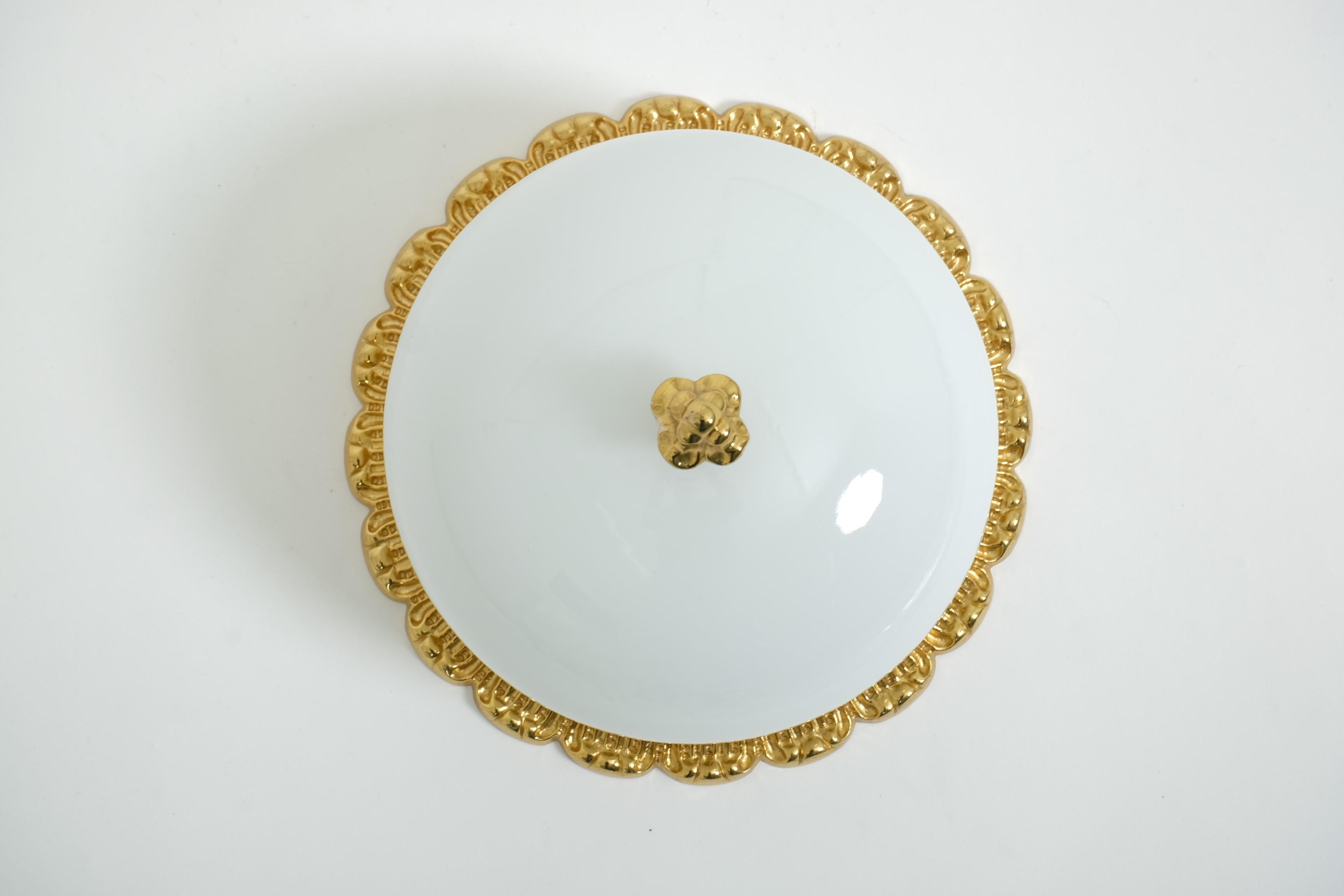 Luminaire encastré moderne du milieu du siècle, provenant de Limburg, Allemagne, années 1970.

La lampe est dotée d'un abat-jour épais en verre opale entouré d'un anneau en laiton texturé. La lampe est en excellent état avec de légères traces