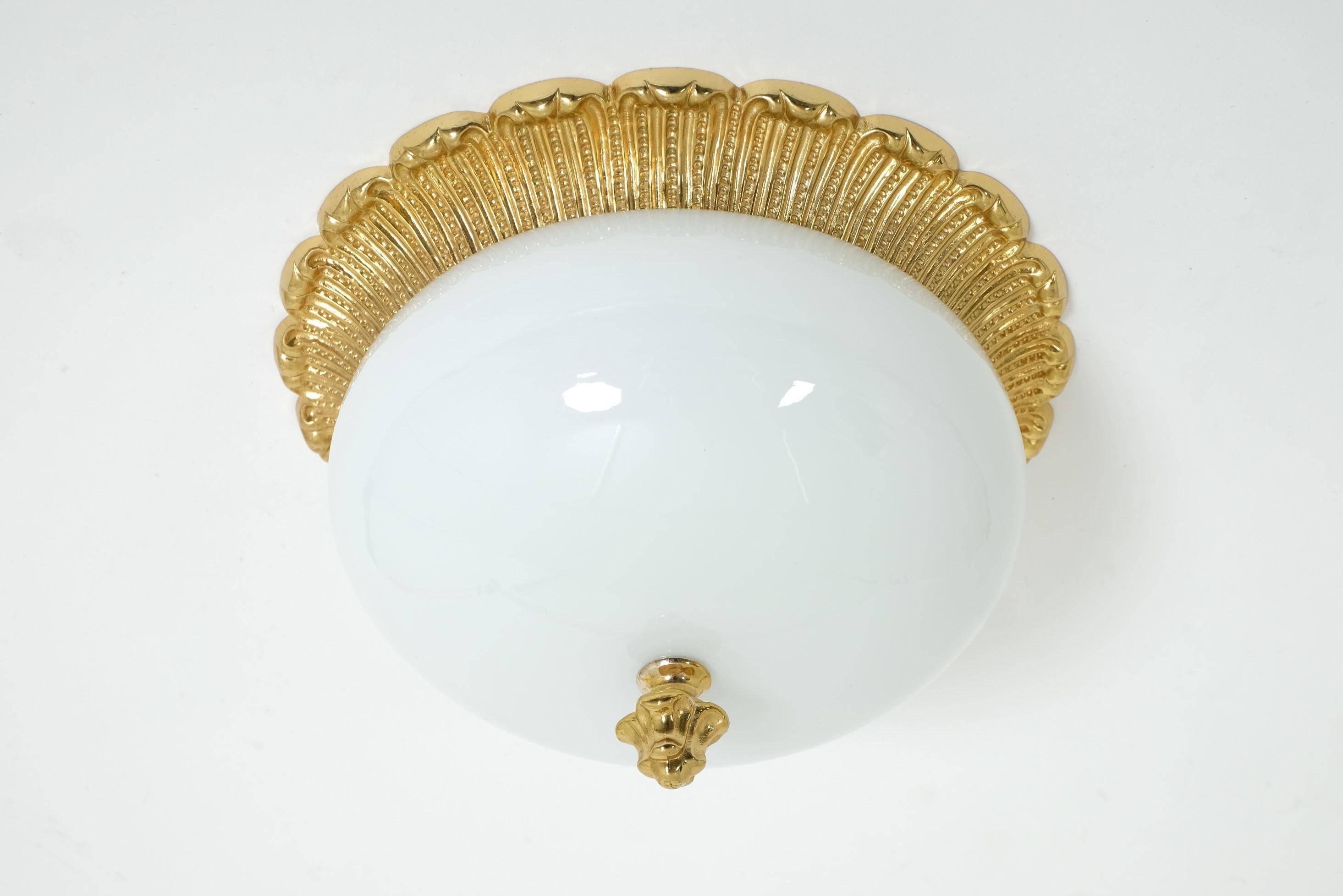 Allemand Lampe ou applique encastrée en verre opalin du milieu du siècle dernier, Limburg, Allemagne, 1970 en vente