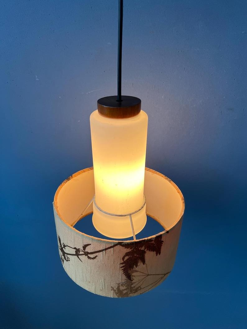 XX secolo Lampada a sospensione di metà secolo in vetro opalino con paralume Jungling in tessuto beige, anni '70 in vendita