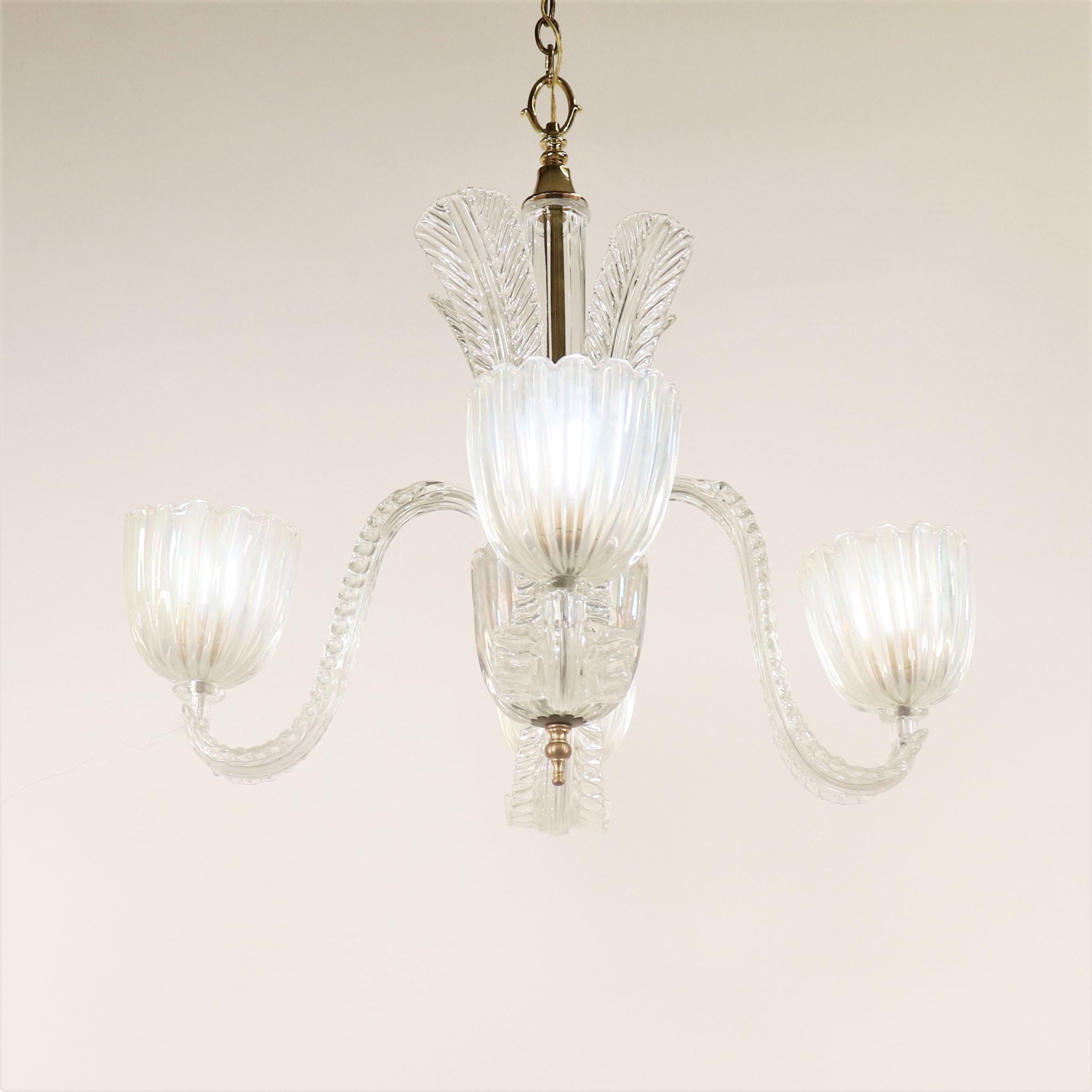 Questo splendido lampadario di Murano moderno e opalino, realizzato a mano e risalente alla metà del secolo scorso, è caratterizzato da quattro bracci a forma di fronda con abbellimenti a forma di foglia. Il lampadario, semplice ma elegante, mette