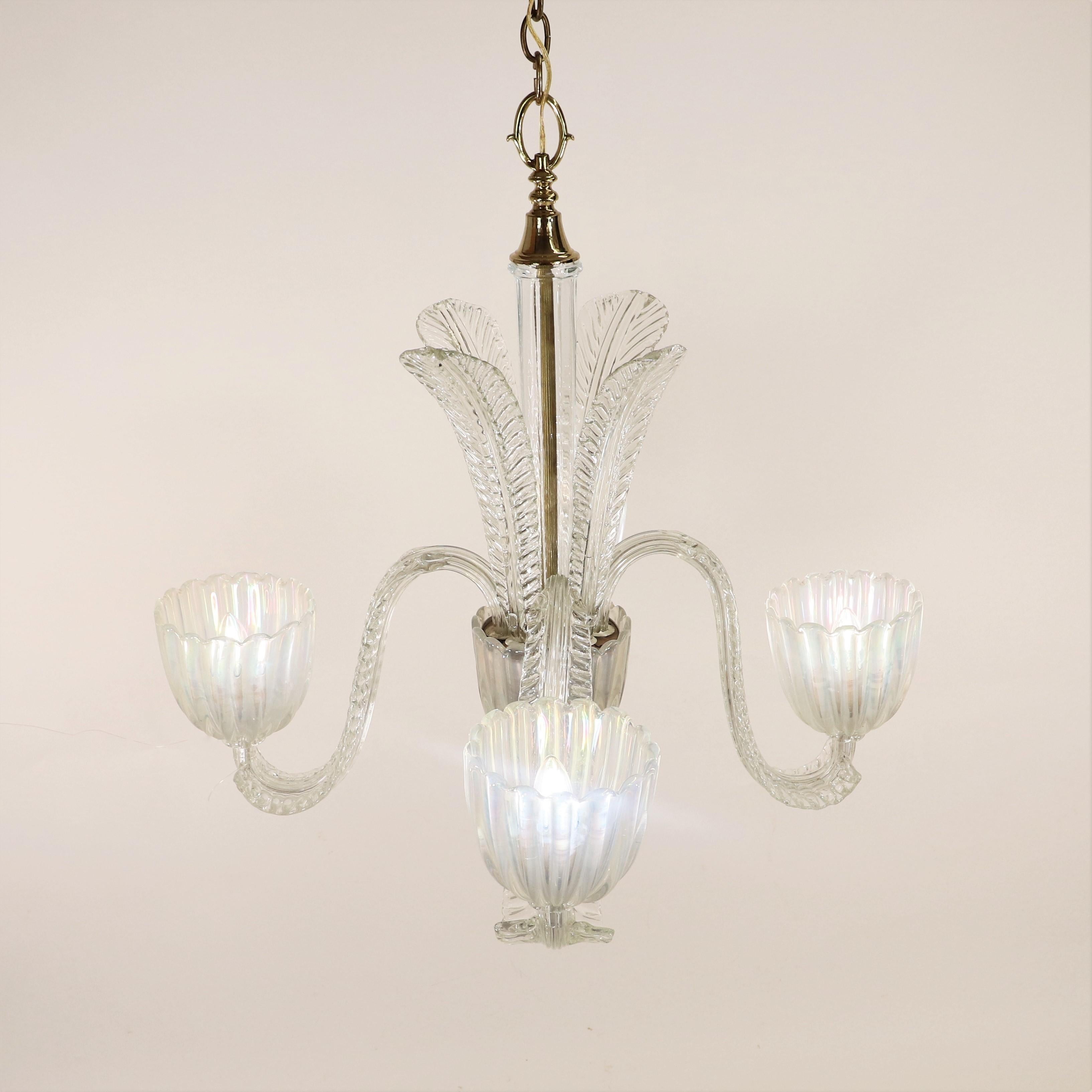 Mid-Century moderno Lampadario Opalino a coste di Murano del metà del secolo scorso in vendita