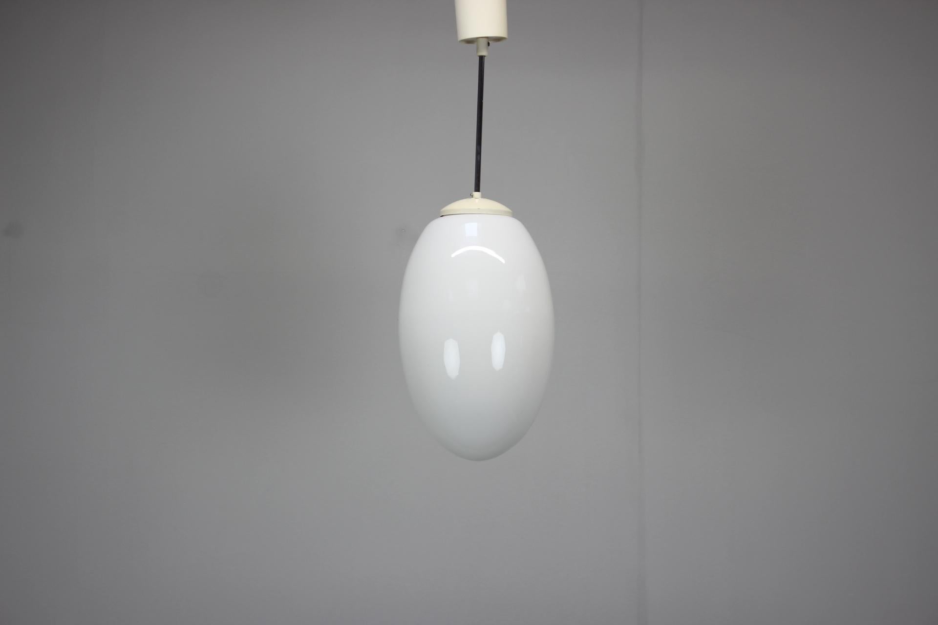 - Pendente opalino di metà secolo, anni '70, Cecoslovacchia,
- in Ottone e Vetro di Latte,
- presenta segni di usura e di età (graffi, etc.),
- in buone condizioni originali.