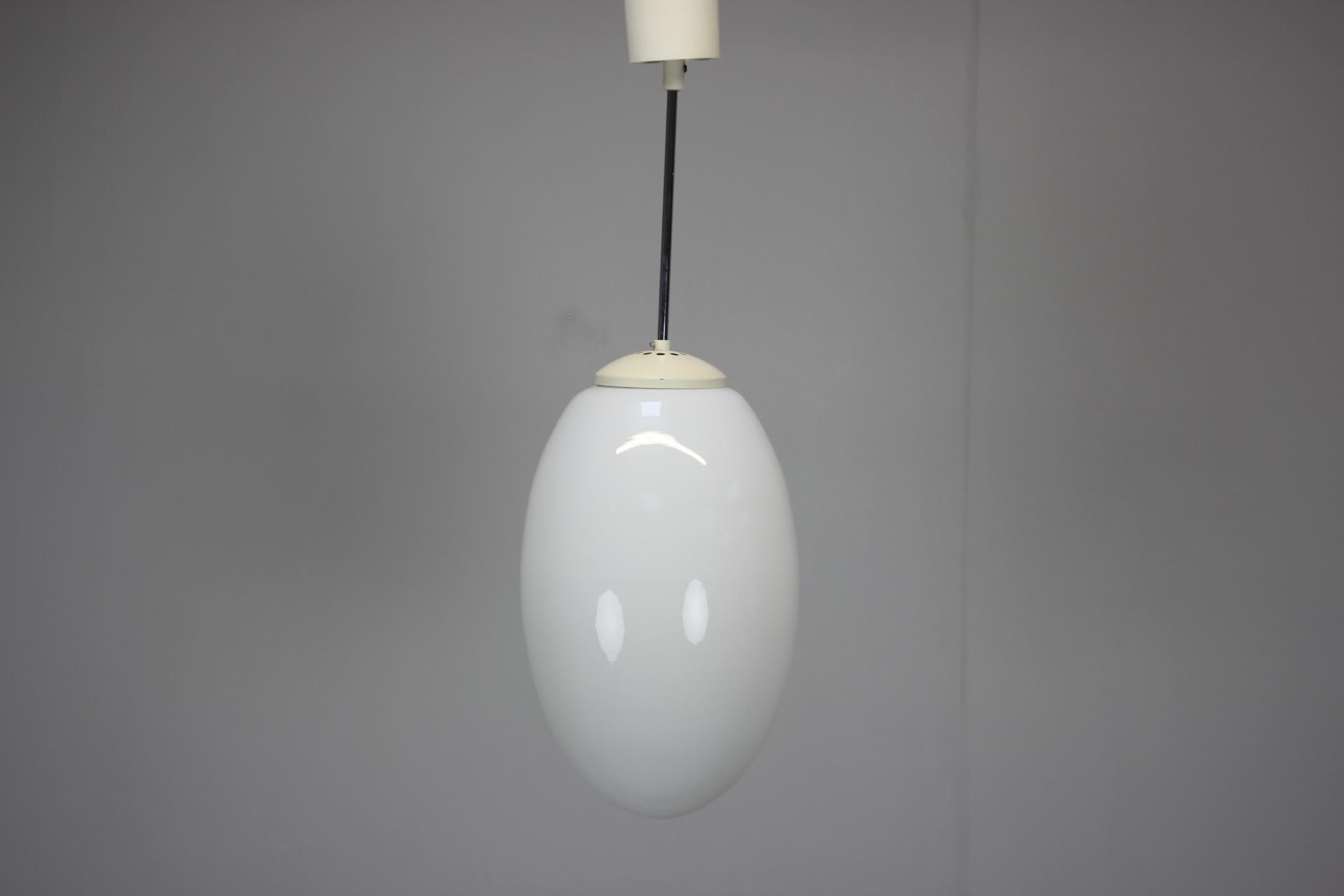 Mid-Century moderno Pendente opalino di metà secolo, anni '70, Cecoslovacchia in vendita