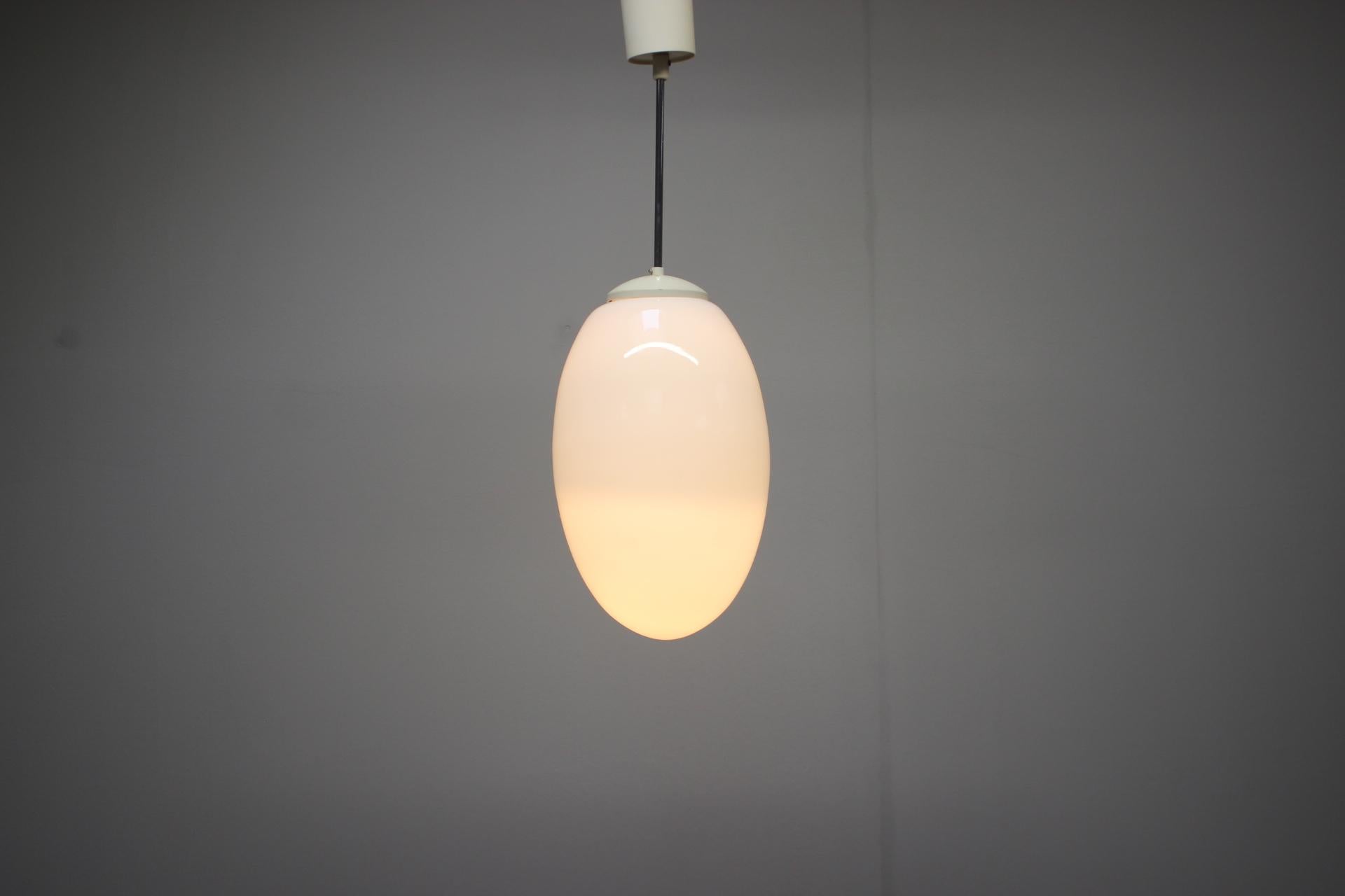 Metallo Pendente opalino di metà secolo, anni '70, Cecoslovacchia in vendita