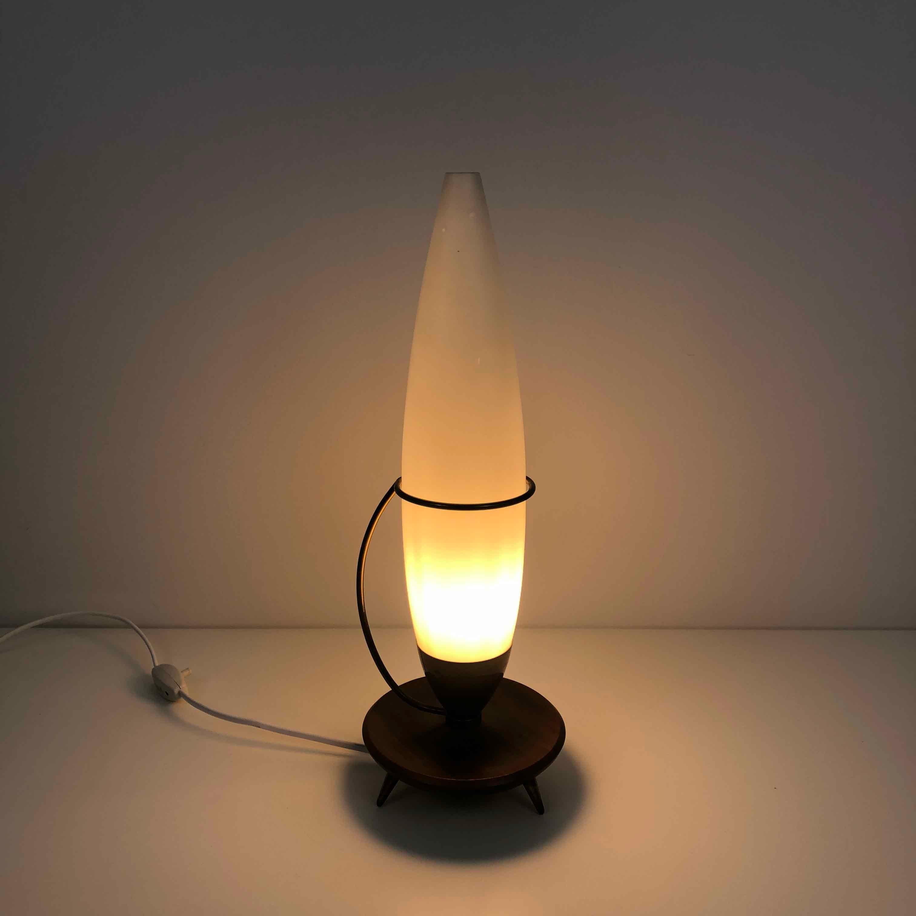 Eine elegante Lampe aus weißem Milchglas von Philips aus den 1960er Jahren. Diese Lampe hat einen Messinggriff und einen Sockel aus Teakholz mit dreibeinigen Messingbeinen. Verleiht ein sanftes Licht und kann in einem Wohnzimmer, Schlafzimmer oder