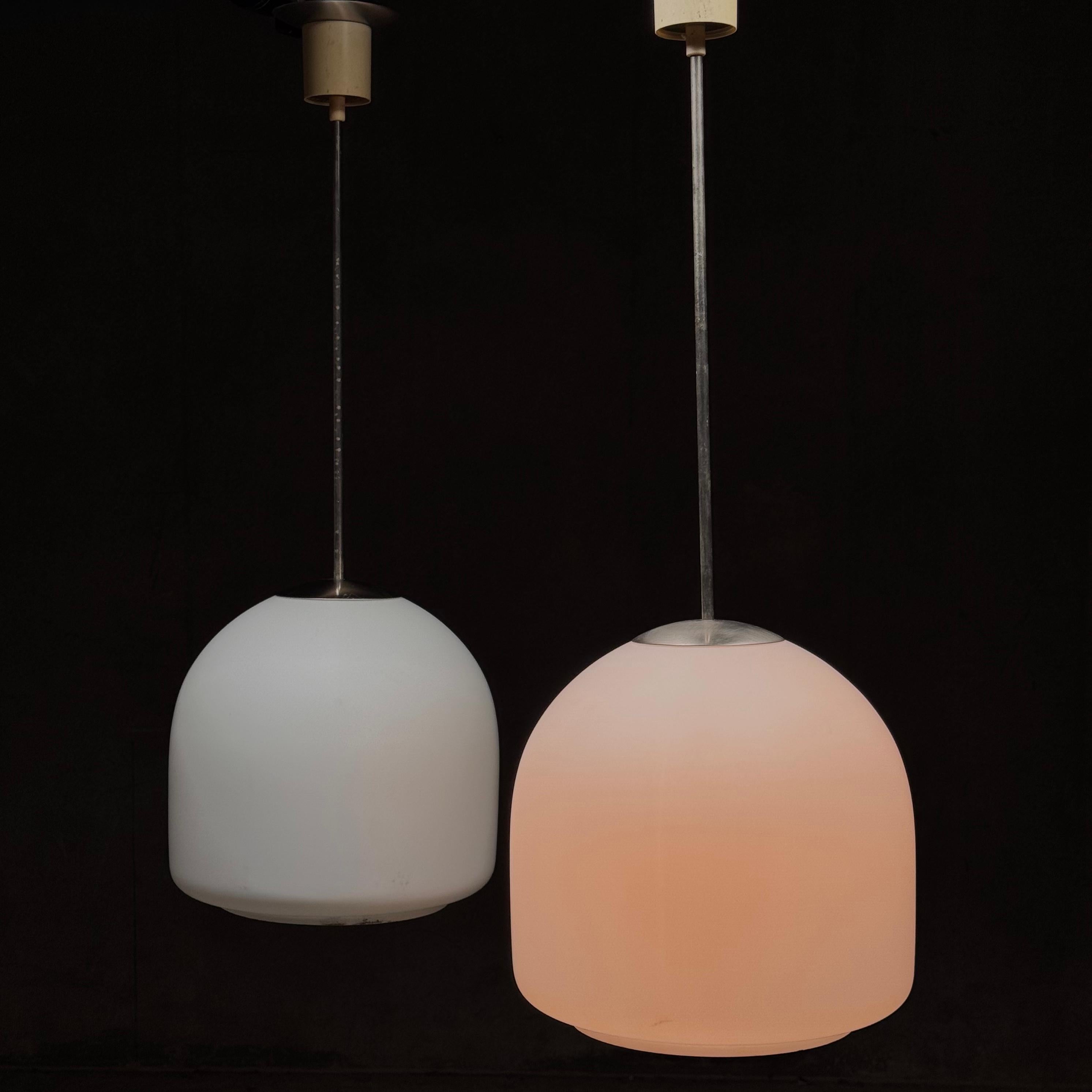 Grande set di pendenti in vetro opalino, Europa, anni '60. La luce diffusa che diffonde è molto suggestiva e piacevole.  Completa il tutto il vetro opalino e i dettagli della struttura in metallo, con altezze regolabili se necessario.
Attualmente si