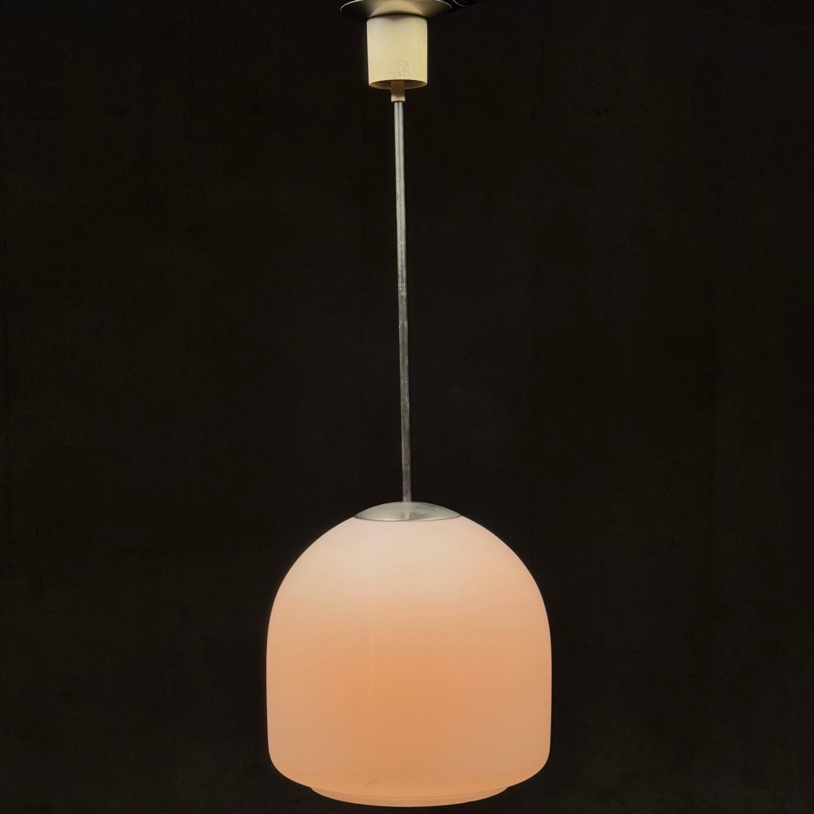 Mid-Century moderno Lampade a sospensione in vetro Opalione di metà secolo Europa anni '60 in vendita