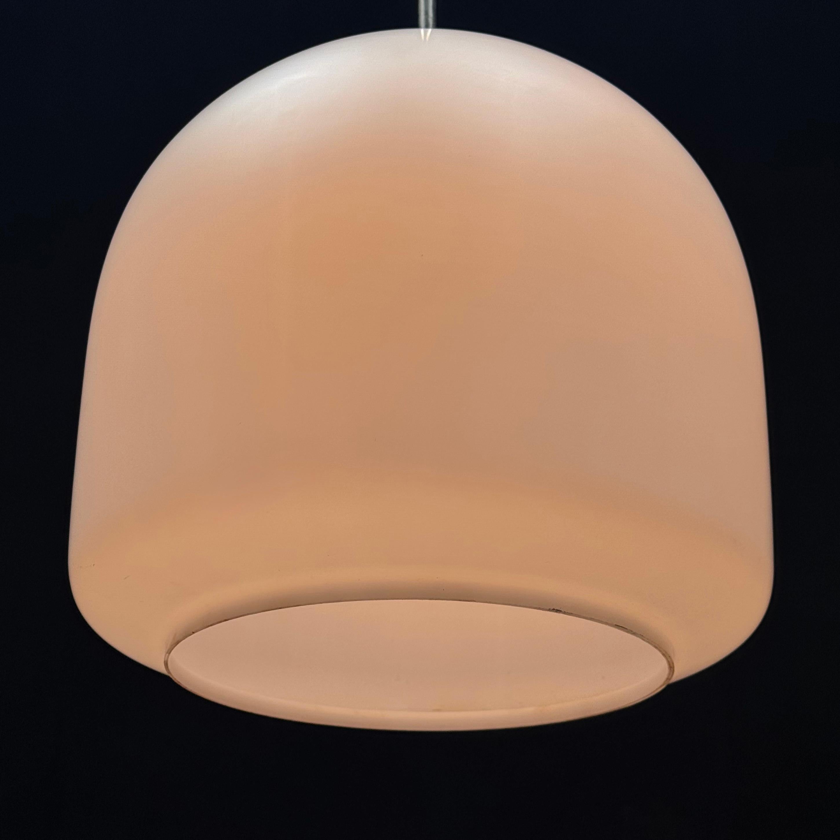 Lampade a sospensione in vetro Opalione di metà secolo Europa anni '60 In condizioni buone in vendita a Surrey, BC