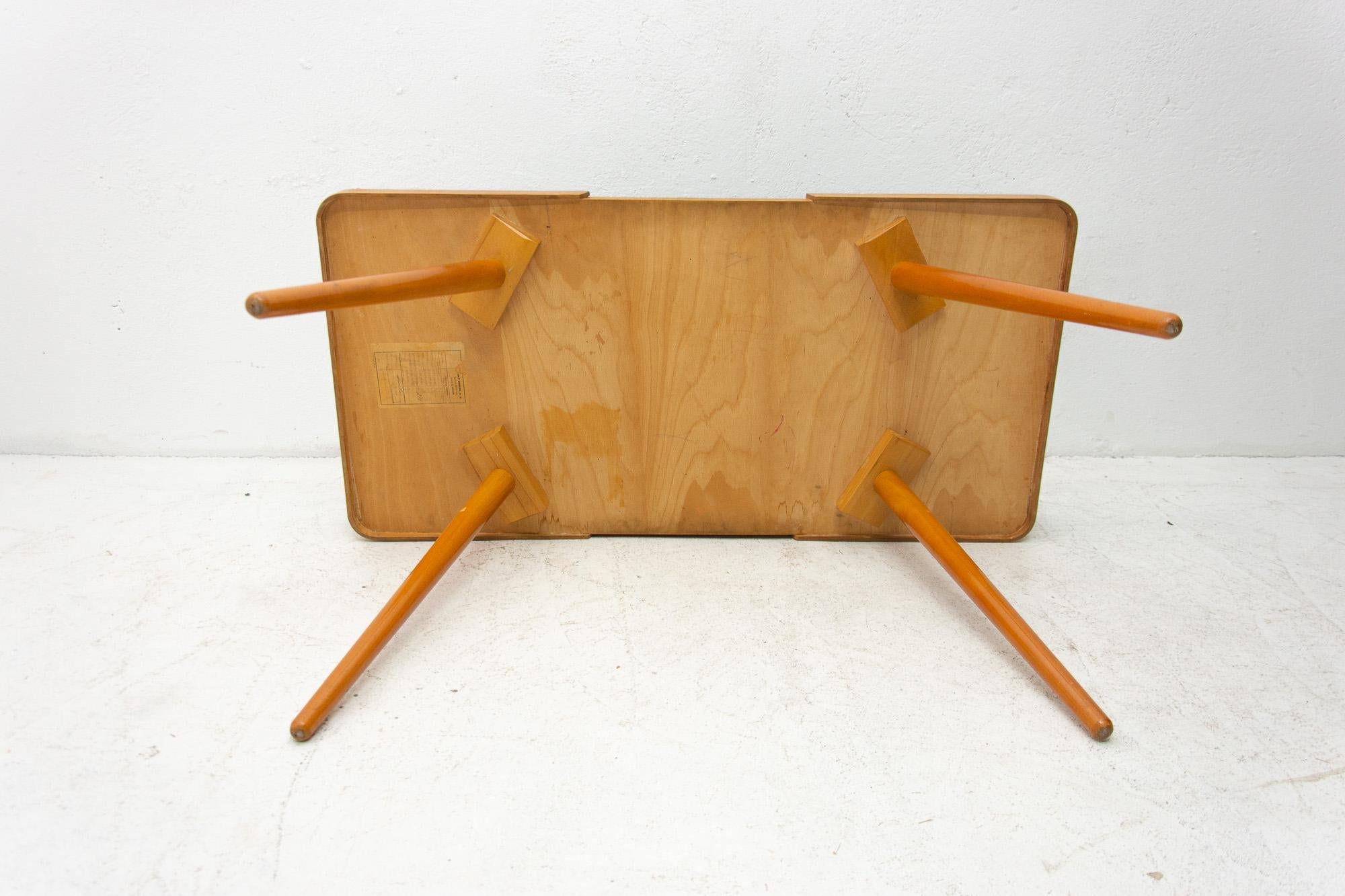 Table basse en verre opaxite du milieu du siècle dernier, années 1960, Tchécoslovaquie en vente 4