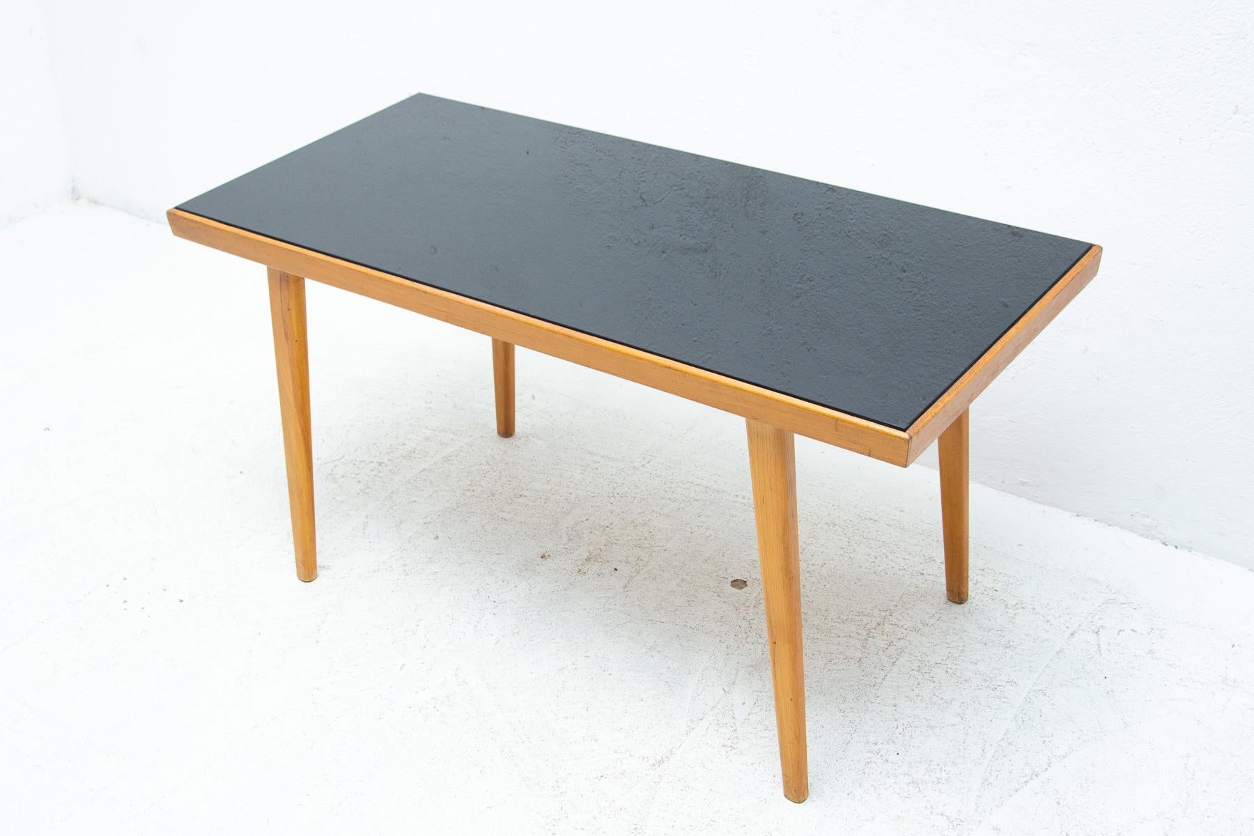 Mid-Century Modern Table basse en verre opaxite mi-siècle, années 1960, Tchécoslovaquie en vente