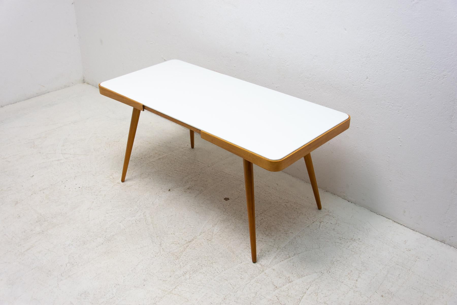 Mid-Century Modern Table basse en verre opaxite du milieu du siècle dernier, années 1960, Tchécoslovaquie en vente