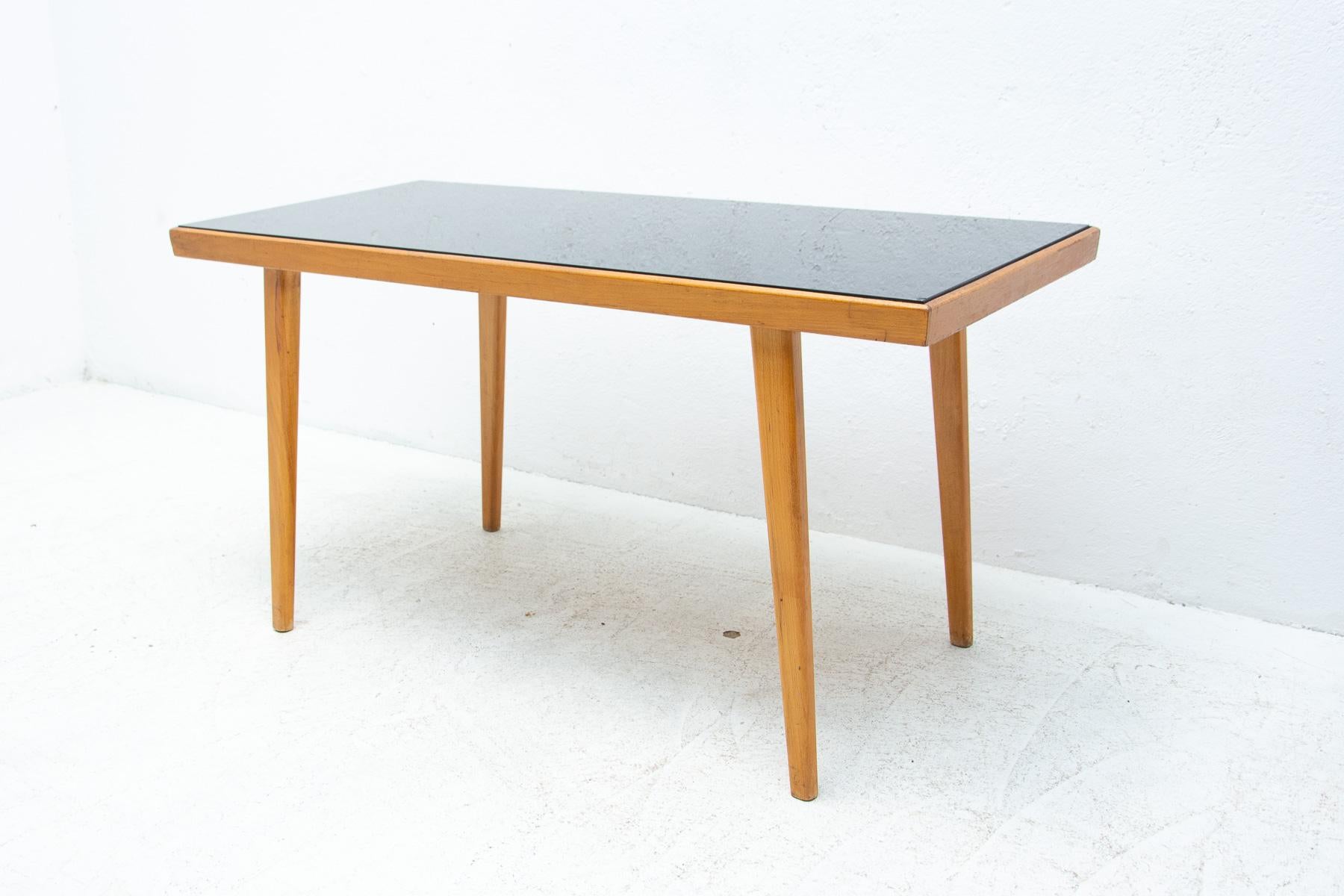 Tchèque Table basse en verre opaxite mi-siècle, années 1960, Tchécoslovaquie en vente