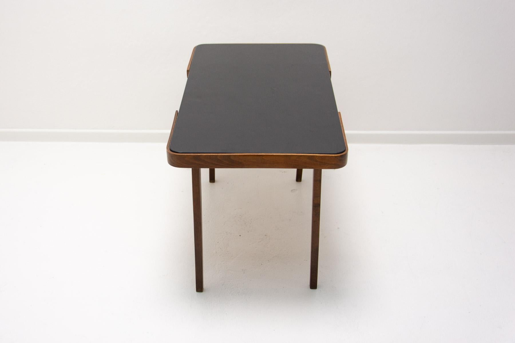 Table basse en verre opaxite du milieu du siècle, années 1960, Tchécoslovaquie Bon état - En vente à Prague 8, CZ
