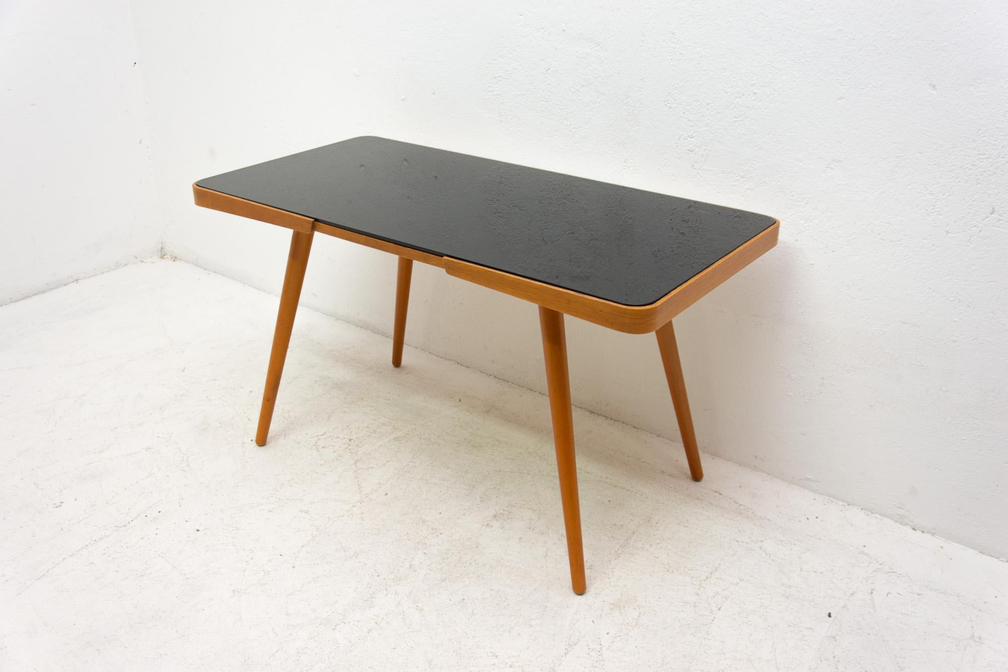 20ième siècle Table basse en verre opaxite du milieu du siècle dernier, années 1960, Tchécoslovaquie en vente