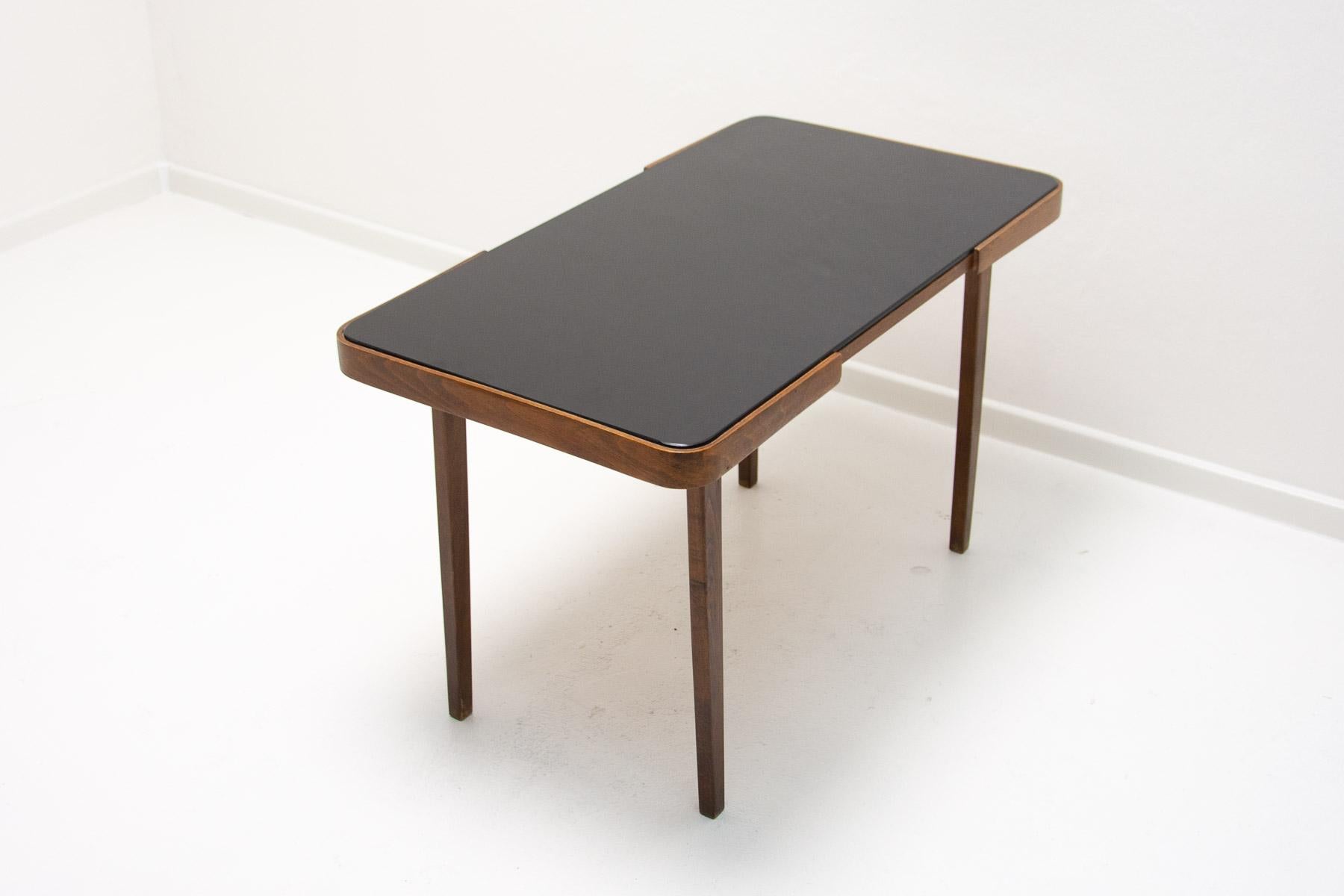 20ième siècle Table basse en verre opaxite du milieu du siècle, années 1960, Tchécoslovaquie en vente