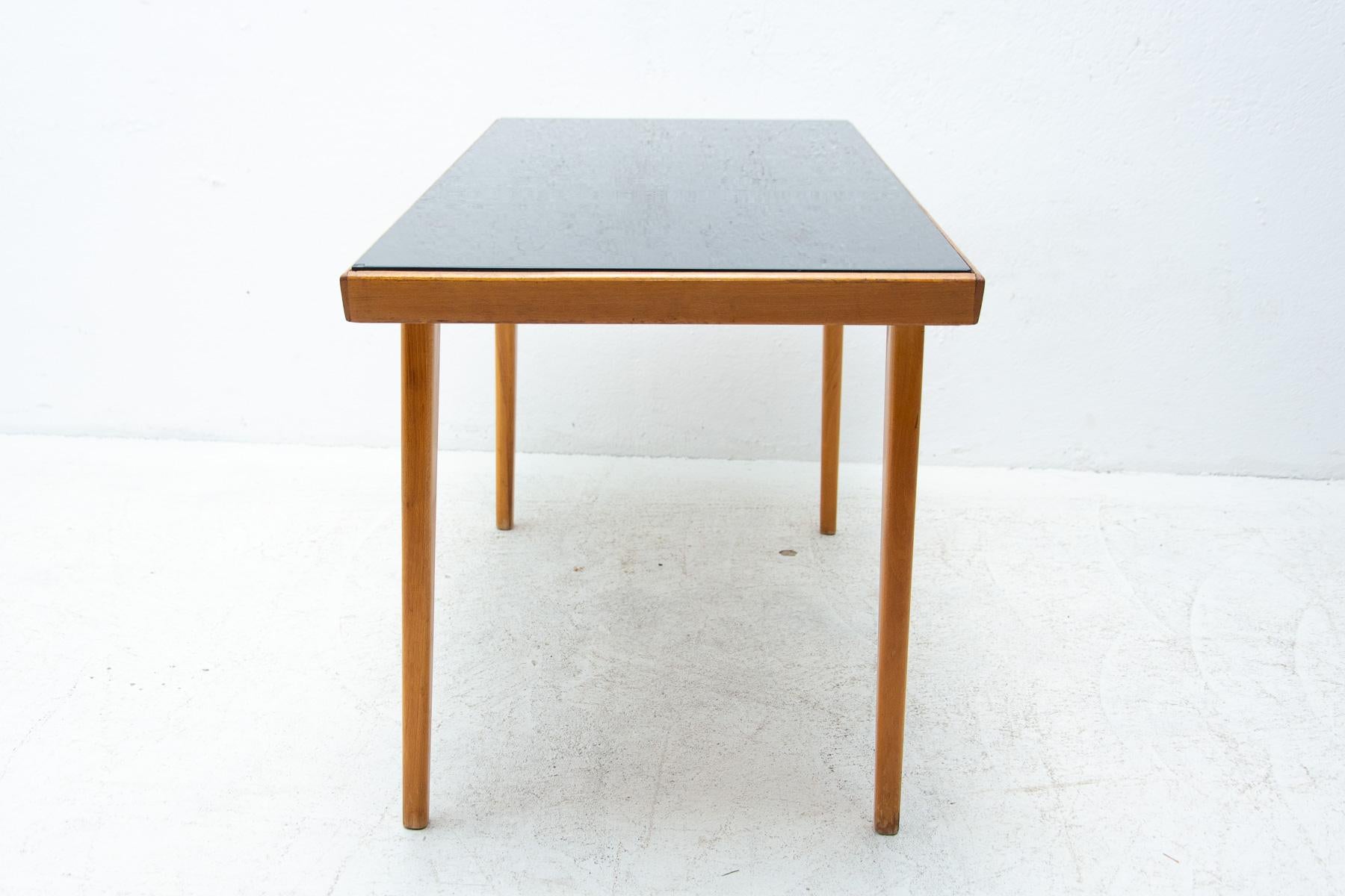 Table basse en verre opaxite mi-siècle, années 1960, Tchécoslovaquie en vente 2