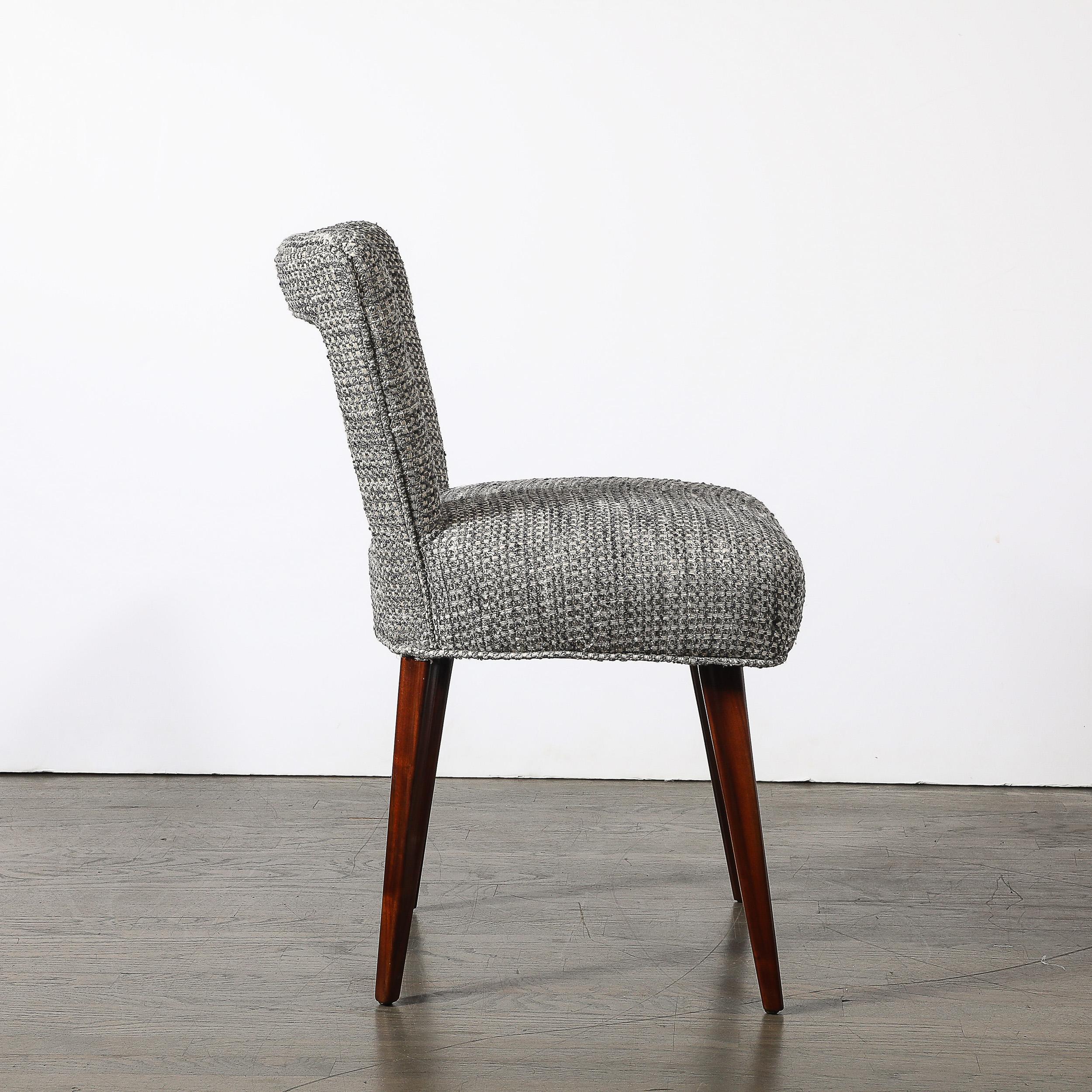 Dossier ouvert du milieu du siècle, tapissé  Bureau / Chaise d'appoint en noyer évasé  Jambes en vente 3