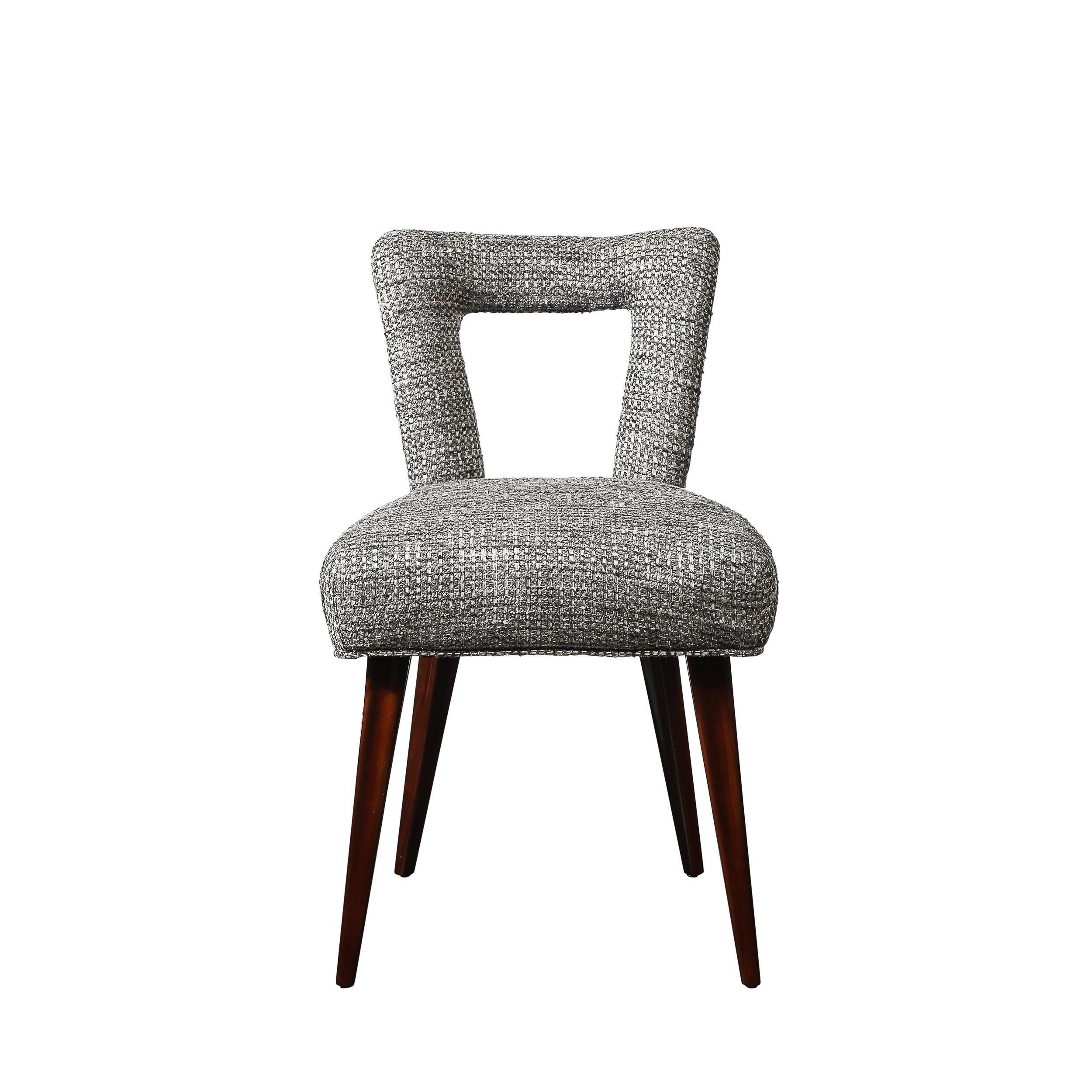 Cette élégante chaise moderne du milieu du siècle incarne l'esthétique intemporelle des années 1950, mettant en valeur un design épuré, une fabrication experte et une utilisation réfléchie des matériaux. Son design polyvalent à dos ouvert met