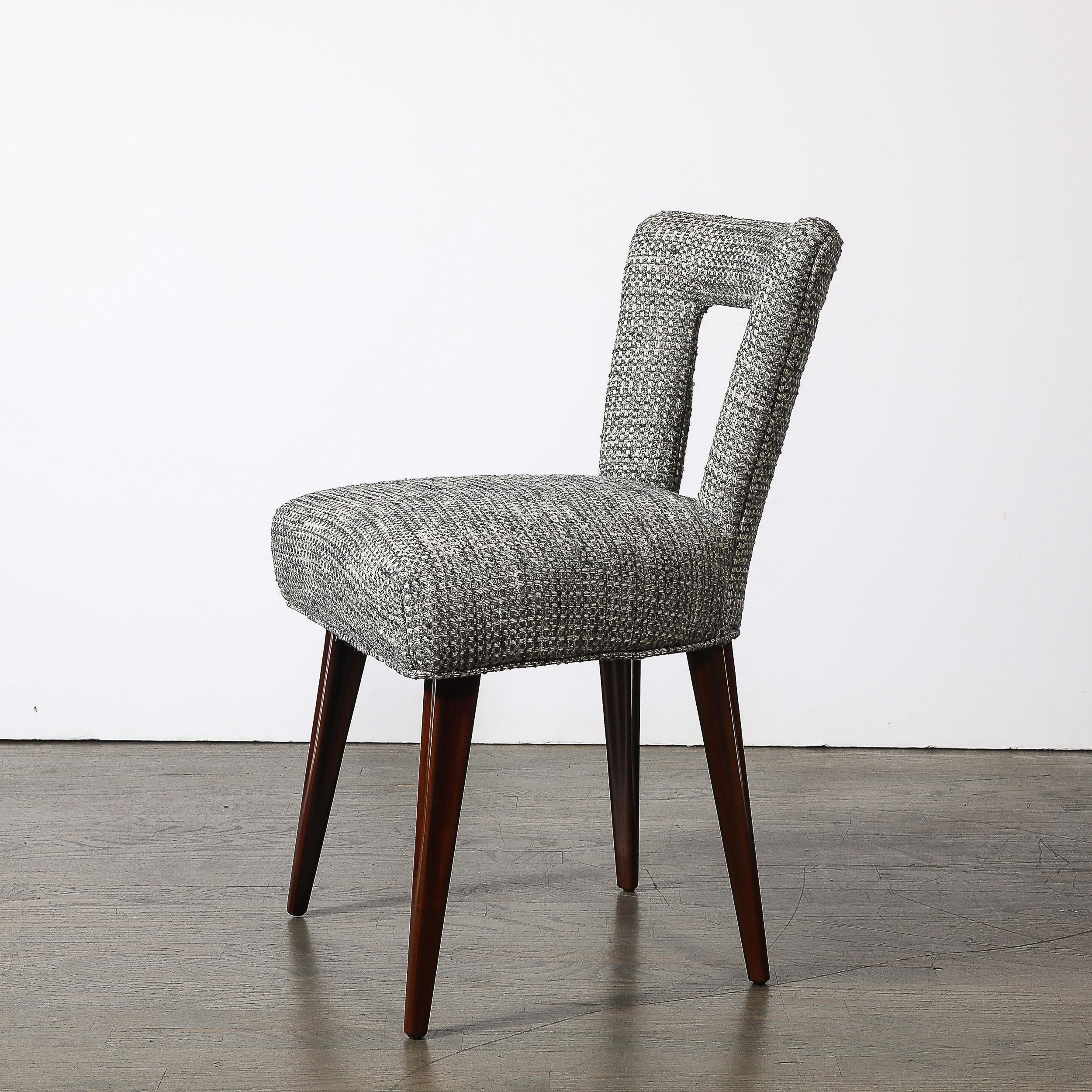 Dossier ouvert du milieu du siècle, tapissé  Bureau / Chaise d'appoint en noyer évasé  Jambes Excellent état - En vente à New York, NY