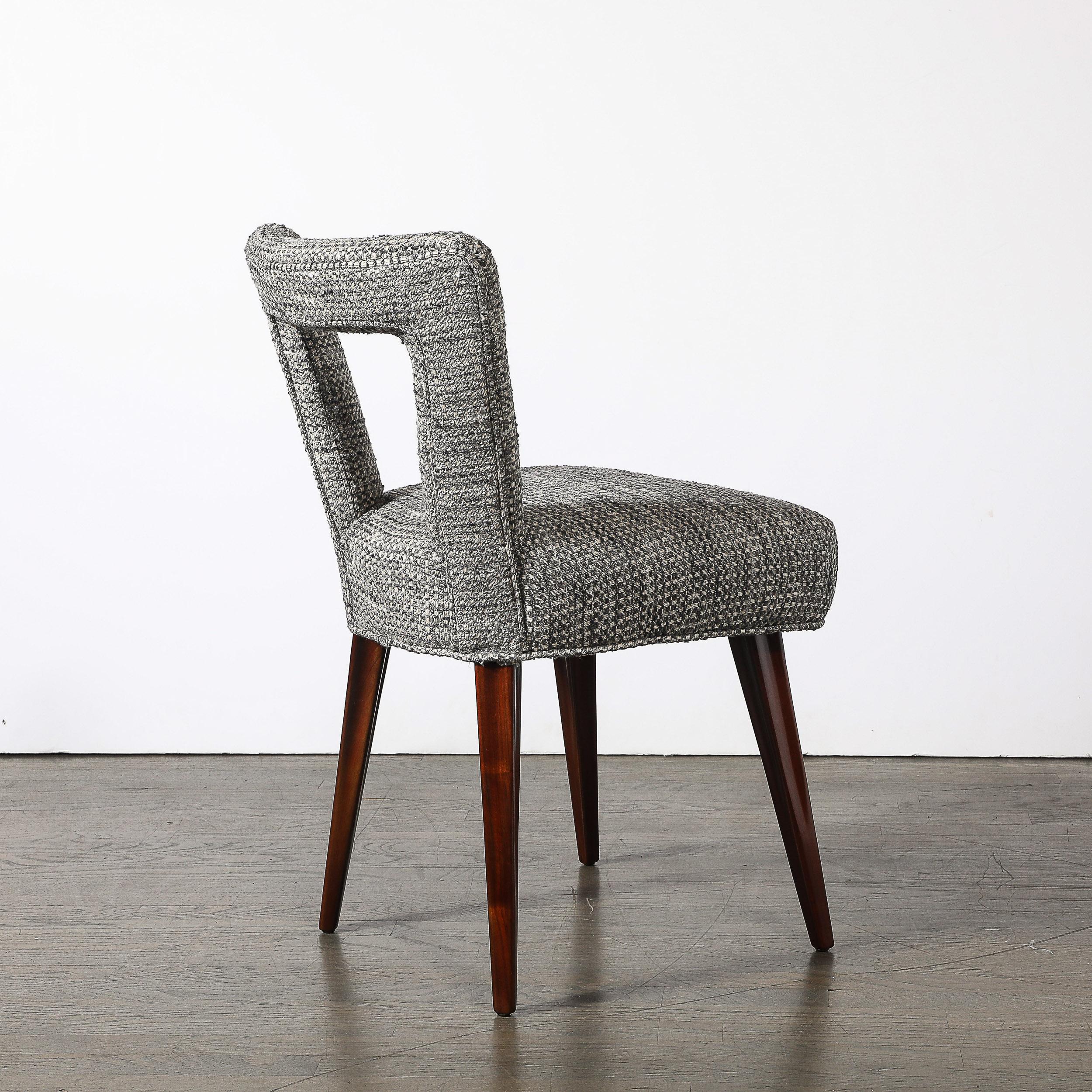 Dossier ouvert du milieu du siècle, tapissé  Bureau / Chaise d'appoint en noyer évasé  Jambes en vente 2