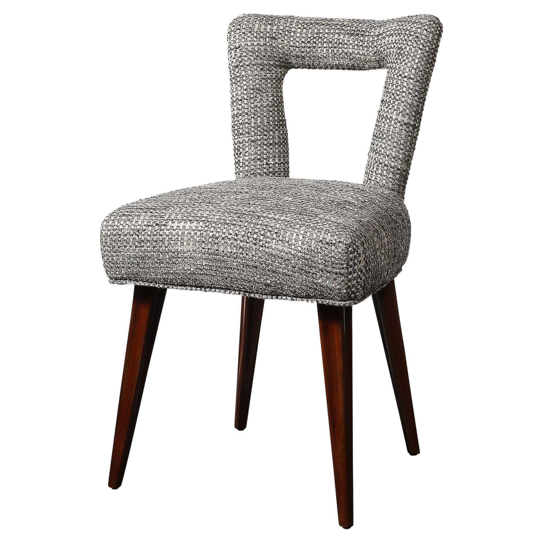 Dossier ouvert du milieu du siècle, tapissé  Bureau / Chaise d'appoint en noyer évasé  Jambes en vente