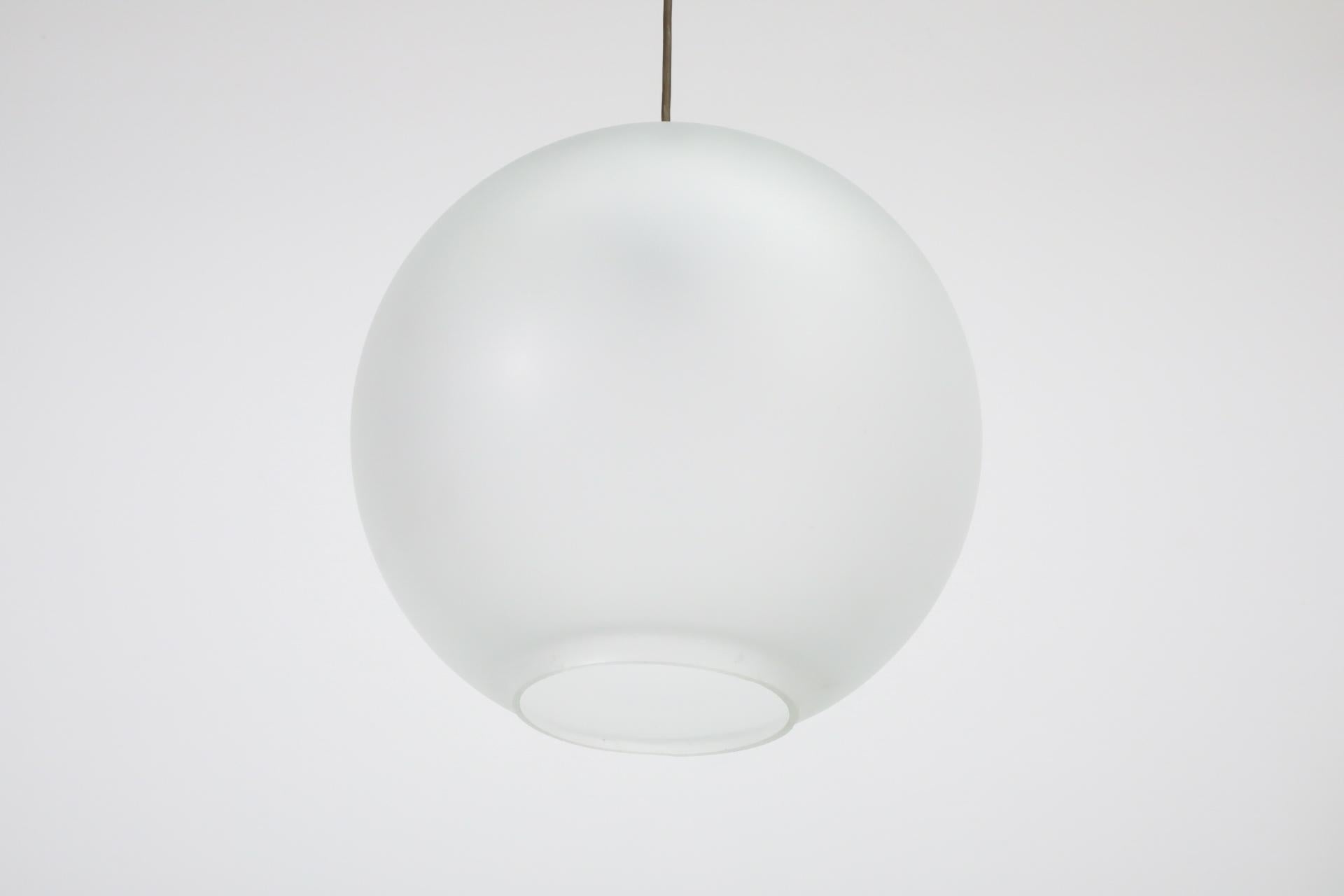 Globe en verre dépoli à fond ouvert du milieu du siècle avec quincaillerie en laiton en vente 3