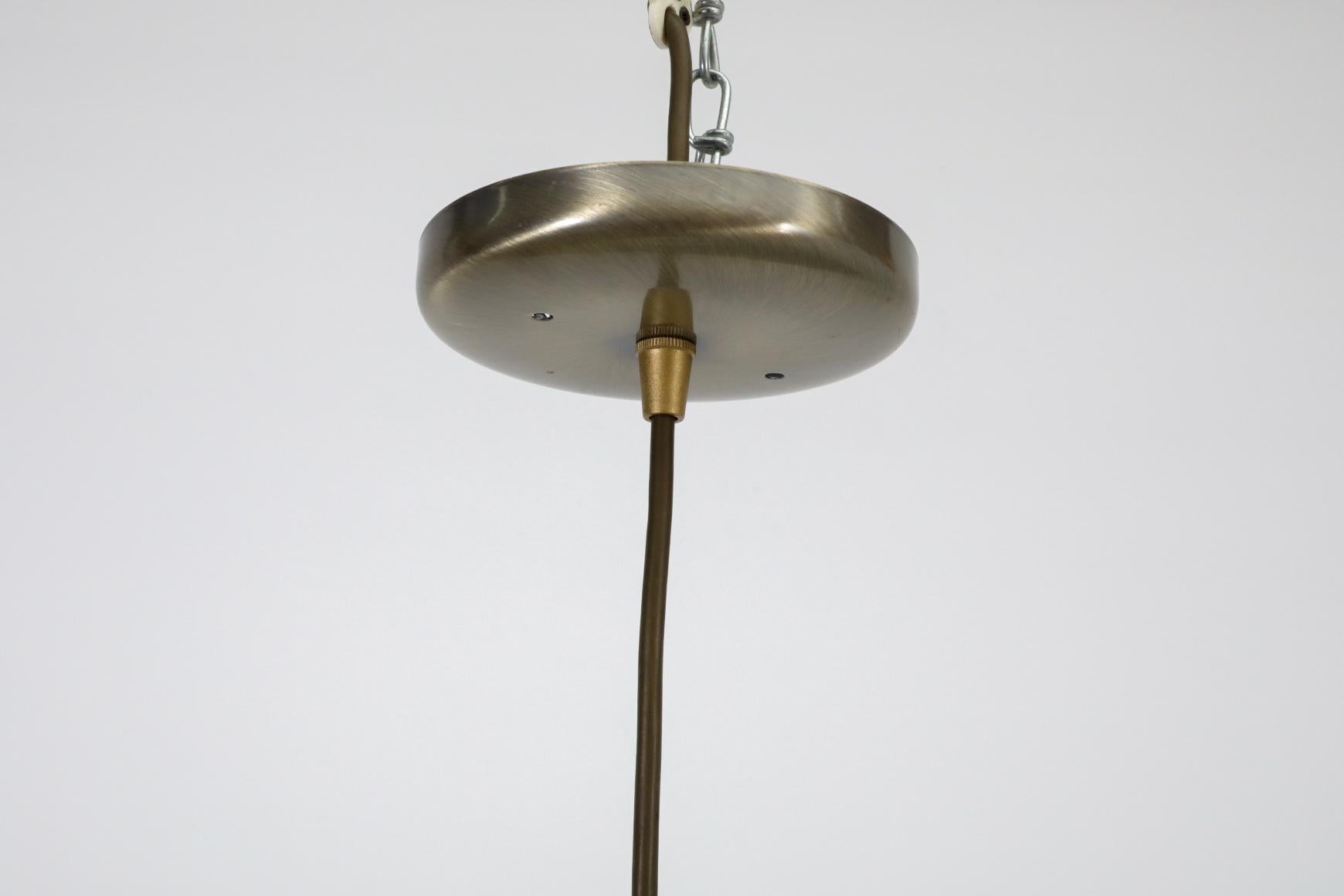 Globe en verre dépoli à fond ouvert du milieu du siècle avec quincaillerie en laiton en vente 7