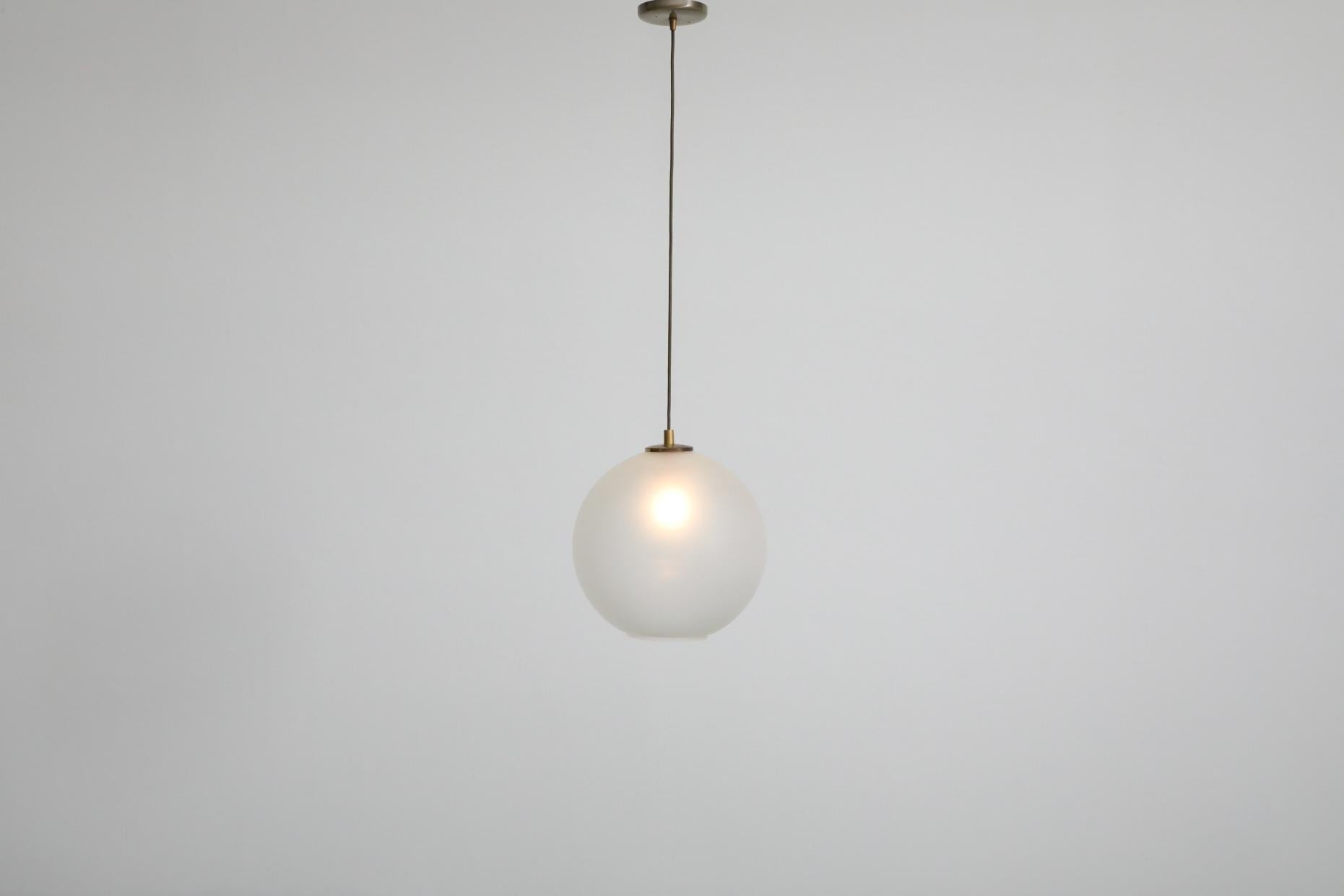 Mid-Century Modern Globe en verre dépoli à fond ouvert du milieu du siècle avec quincaillerie en laiton en vente
