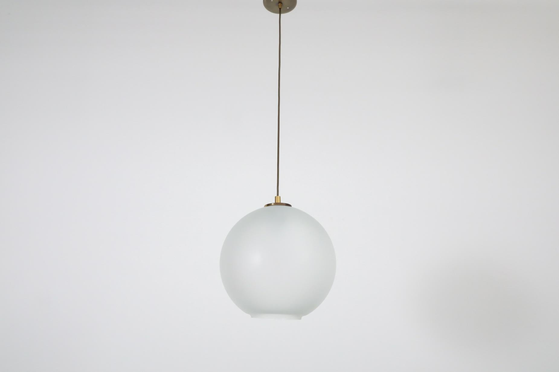 Globe en verre dépoli à fond ouvert du milieu du siècle avec quincaillerie en laiton Bon état - En vente à Los Angeles, CA