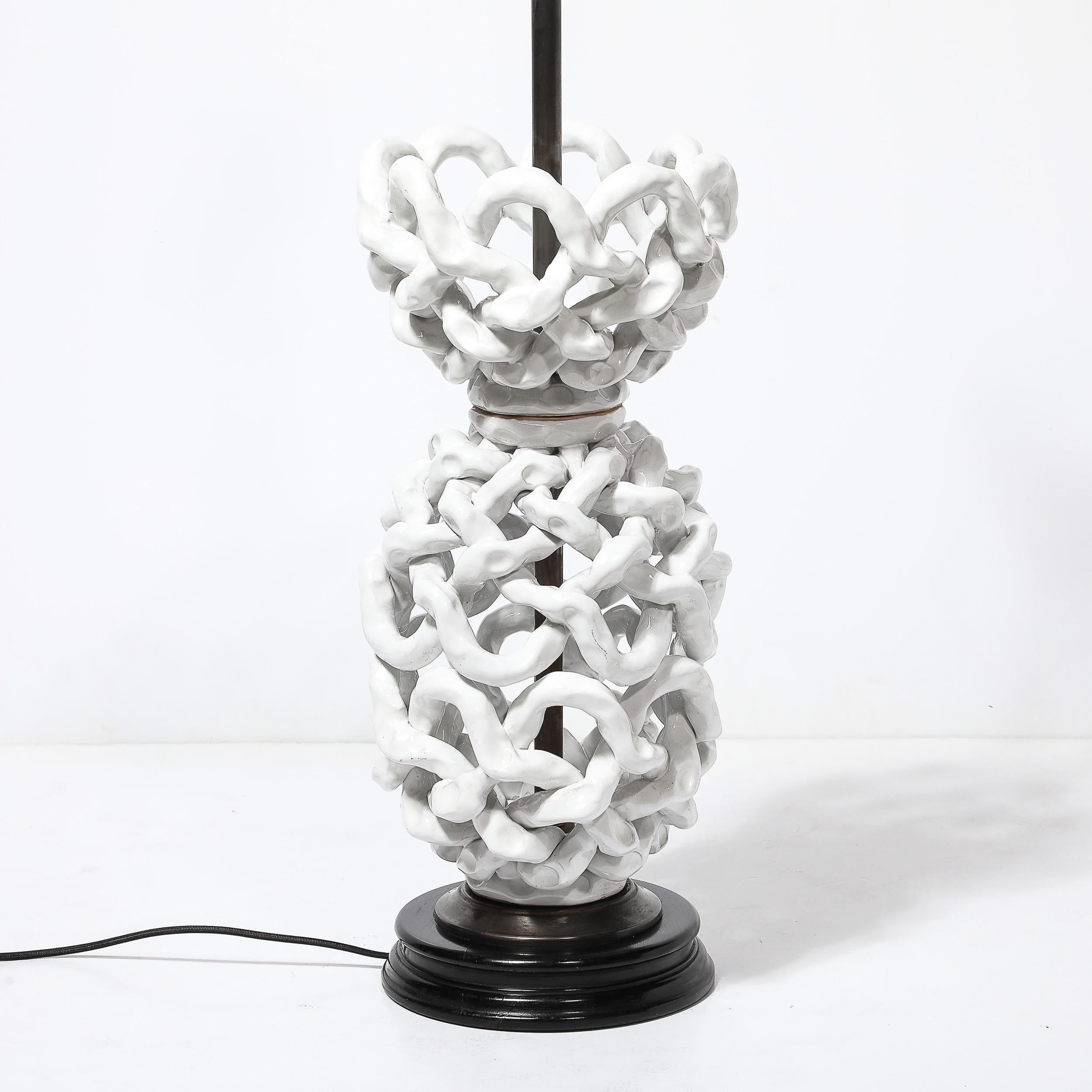 Lampe de table en céramique blanche de forme ouverte du milieu du siècle dernier avec motifs sculpturaux tissés en vente 3