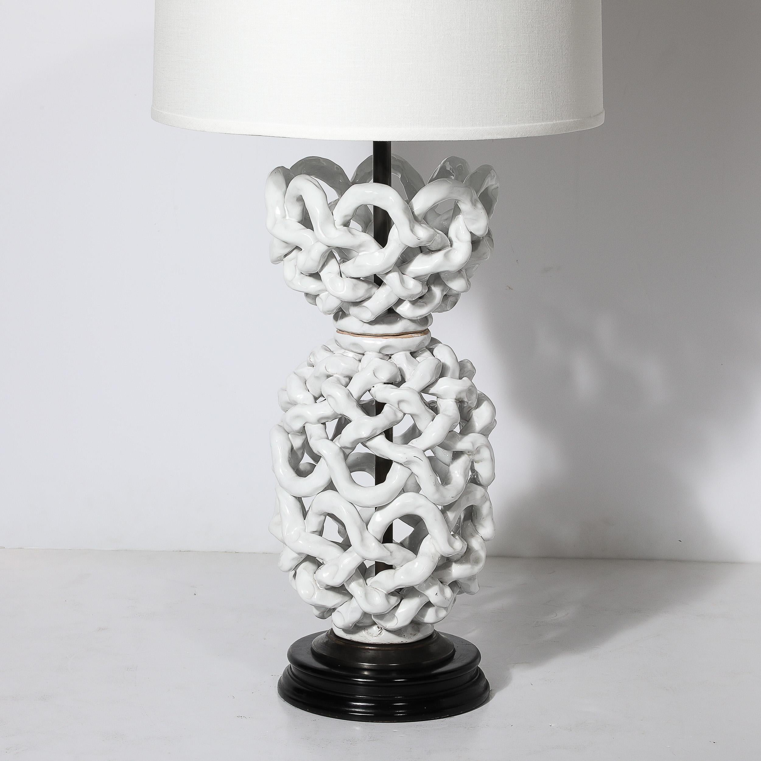 Cette lampe de table en céramique blanche à forme ouverte et à motif sculptural tissé de Tony Duquette, d'une grande qualité matérielle, est originaire des États-Unis, vers 1980. Cette pièce sophistiquée incarne les principes du modernisme du milieu