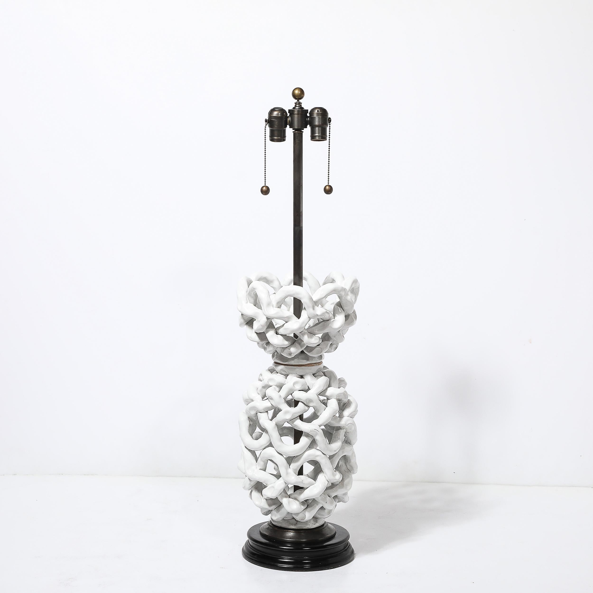 Mid-Century Modern Lampe de table en céramique blanche de forme ouverte du milieu du siècle dernier avec motifs sculpturaux tissés en vente