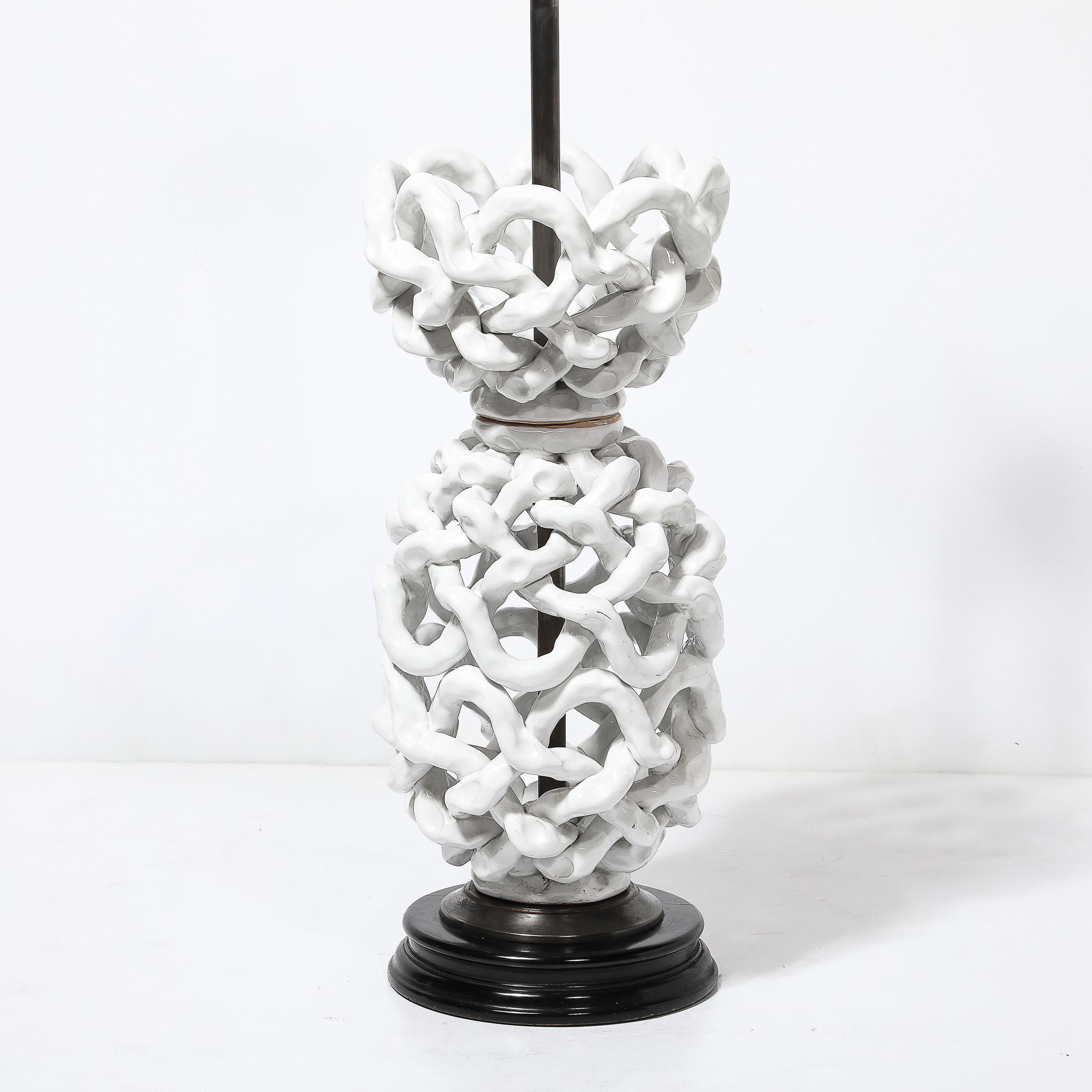 Américain Lampe de table en céramique blanche de forme ouverte du milieu du siècle dernier avec motifs sculpturaux tissés en vente