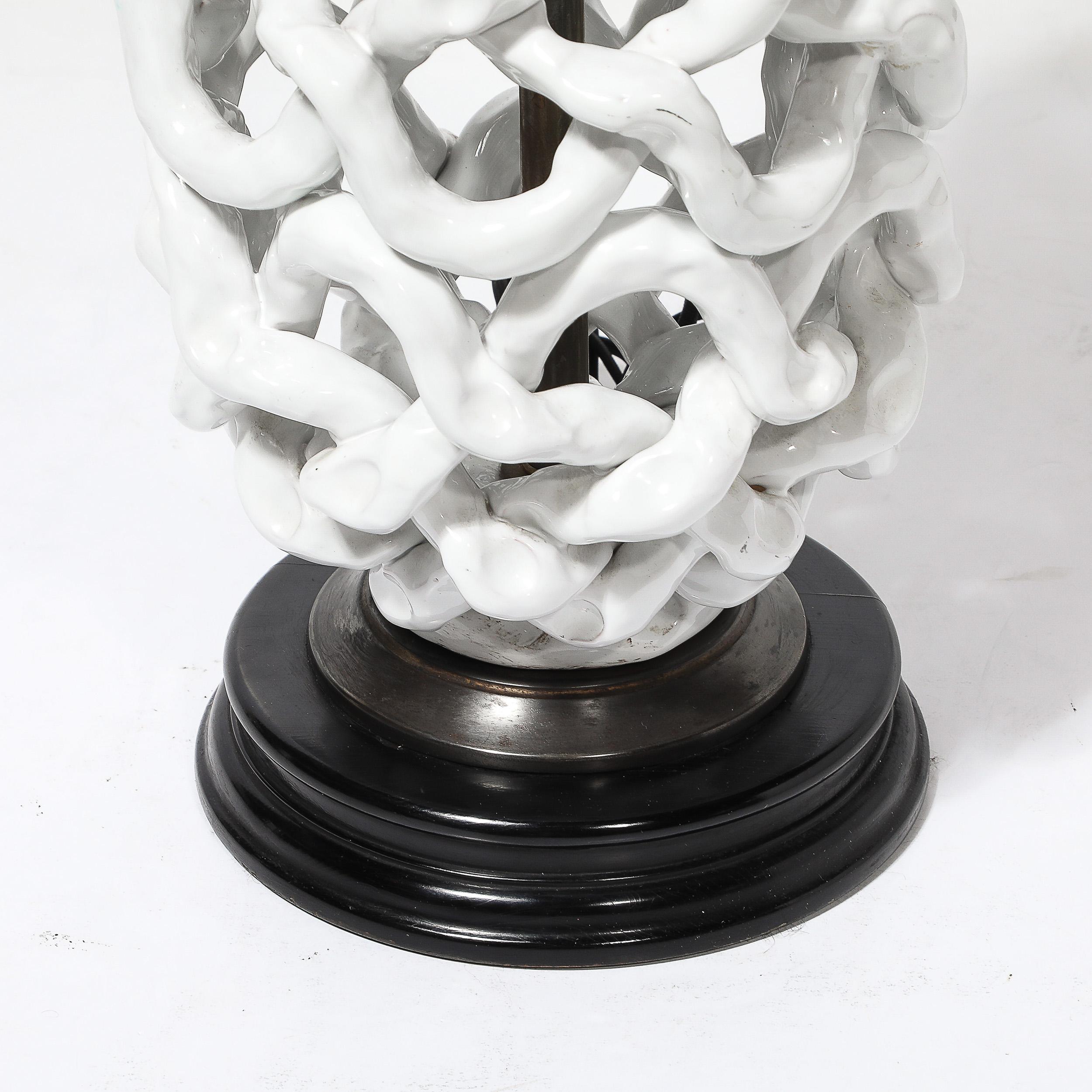 Lampe de table en céramique blanche de forme ouverte du milieu du siècle dernier avec motifs sculpturaux tissés Excellent état - En vente à New York, NY